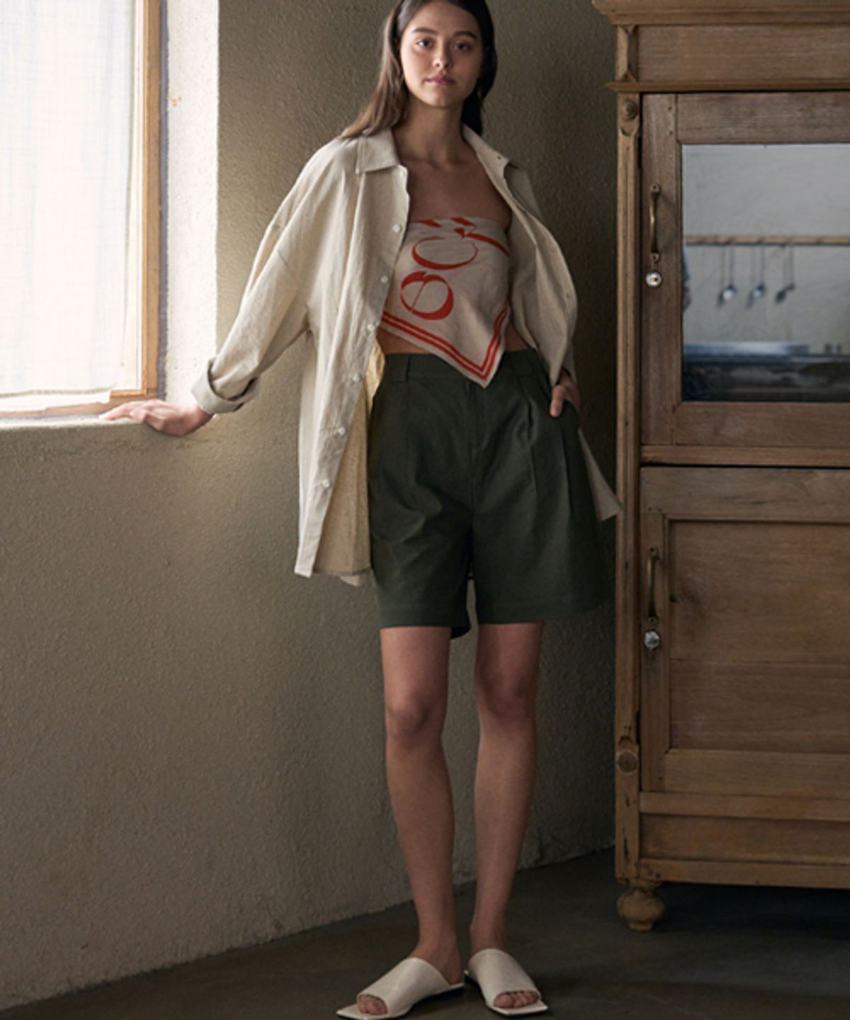 이즈(EASE) LINEN HALF BANDING BERMUDA PANTS_KHAKI_남녀공용