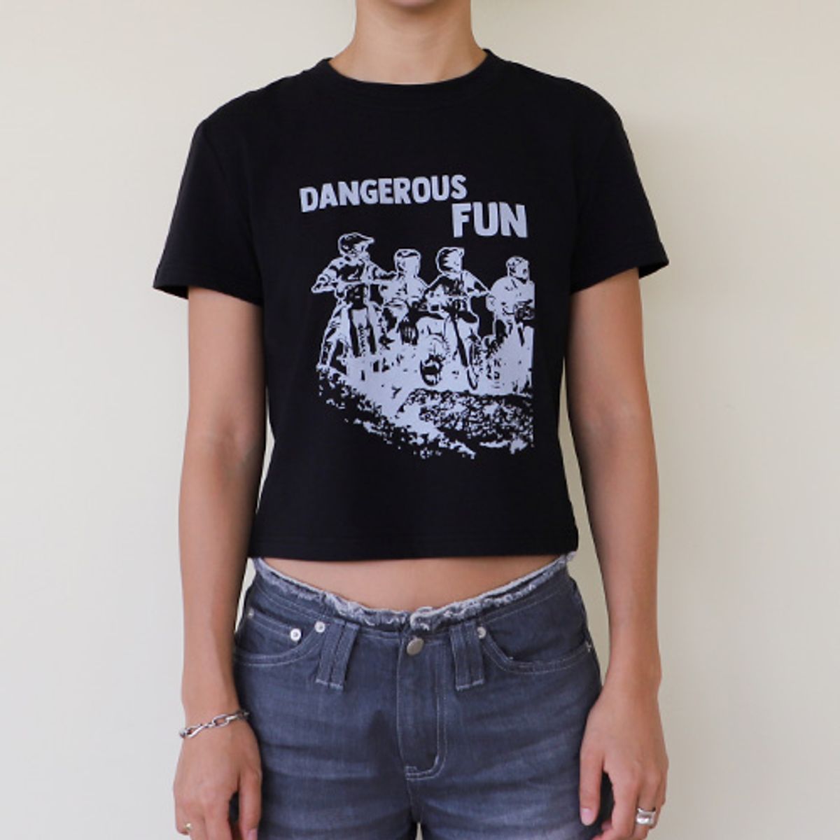 크루치(KRUCHI) DANGEROUS FUN CROP T-SHIRT (BLACK)