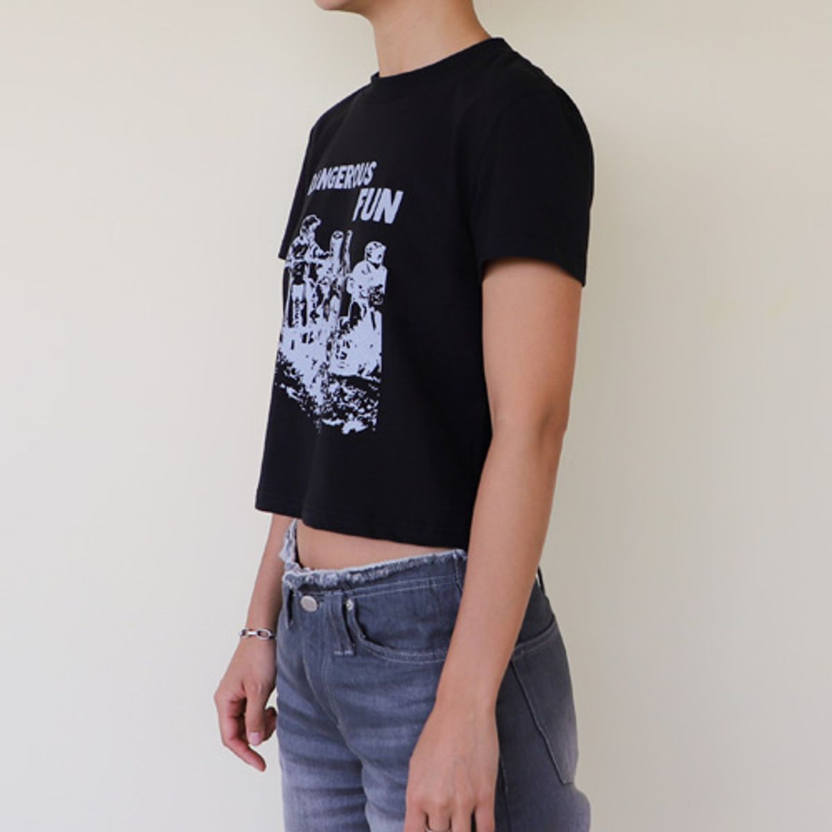 크루치(KRUCHI) DANGEROUS FUN CROP T-SHIRT (BLACK)