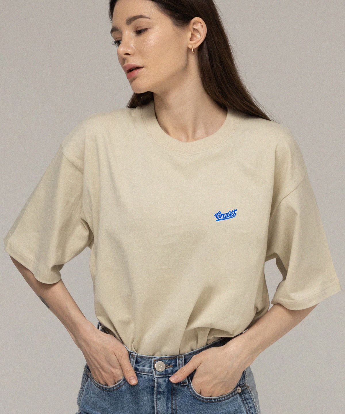 그레이버(GRAVER) [UNISEX]베이스볼 블루 로고 자수 반팔티_샌드베이지