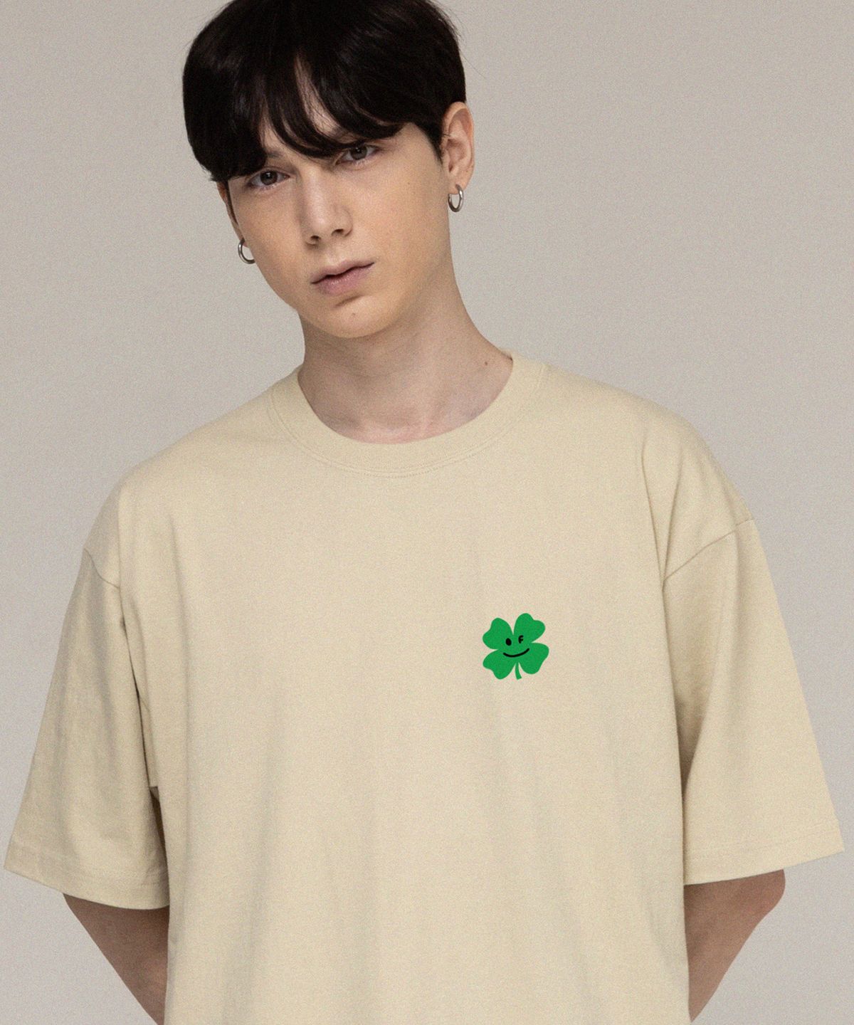 그레이버(GRAVER) [UNISEX]스몰 클로버 플라워 스마일 반팔티_샌드베이지