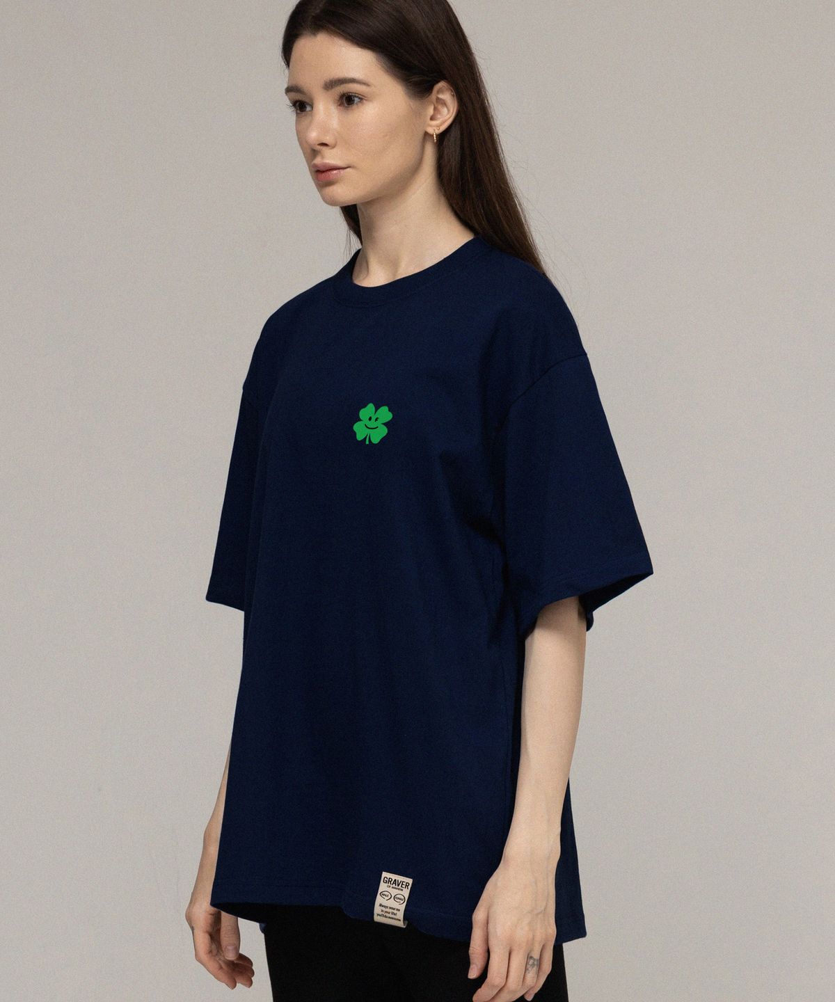 그레이버(GRAVER) [UNISEX]스몰 클로버 플라워 스마일 반팔티_네이비
