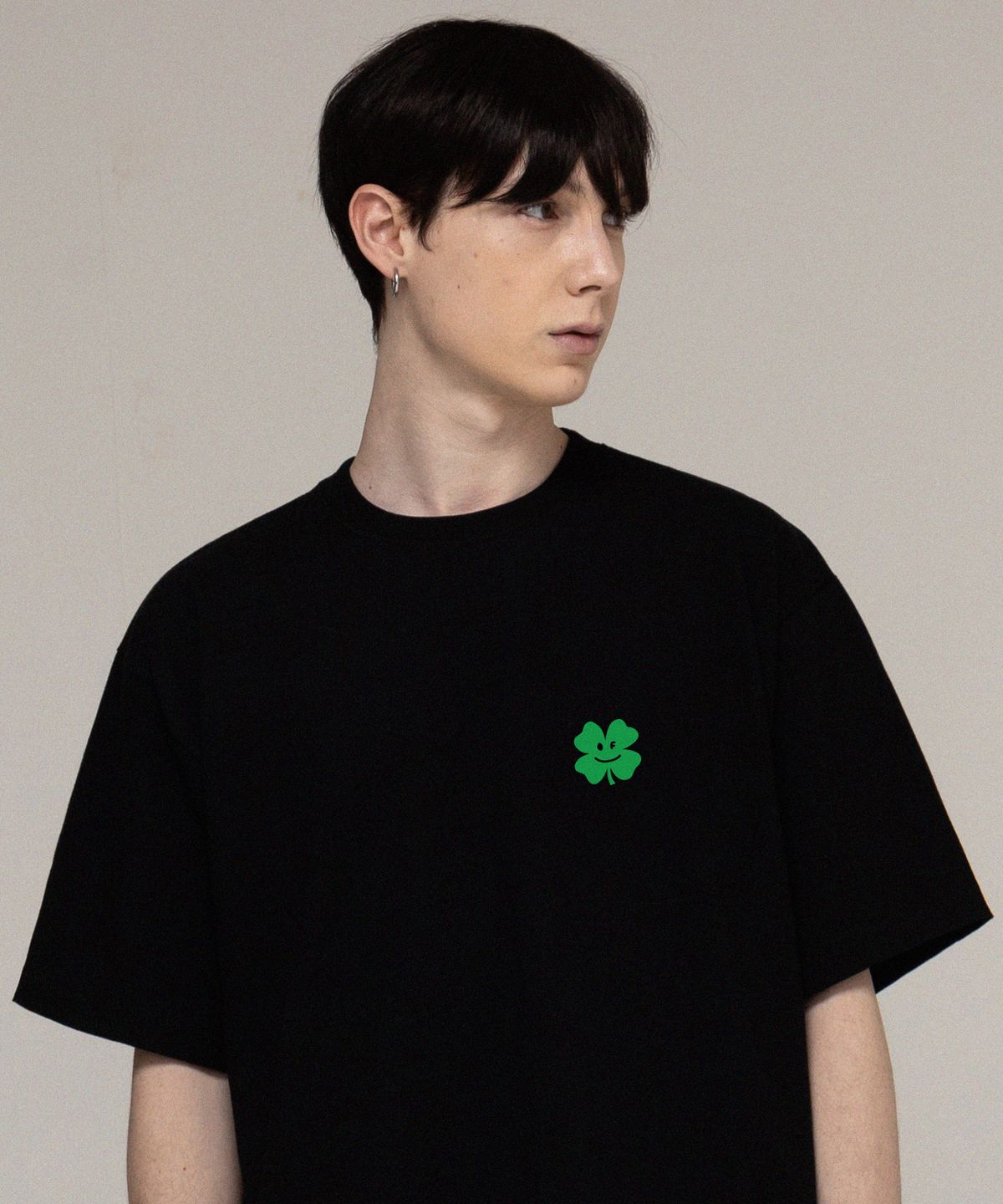 그레이버(GRAVER) [UNISEX]스몰 클로버 플라워 스마일 반팔티_블랙