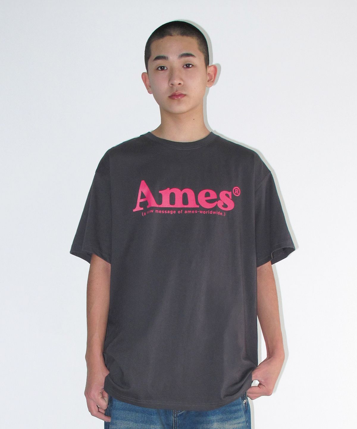 아메스 월드와이드(AMES-WORLDWIDE) (unisex) BASIC LOGO TEE CHARCOAL