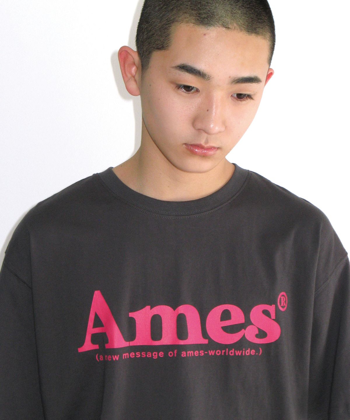 아메스 월드와이드(AMES-WORLDWIDE) (unisex) BASIC LOGO TEE CHARCOAL
