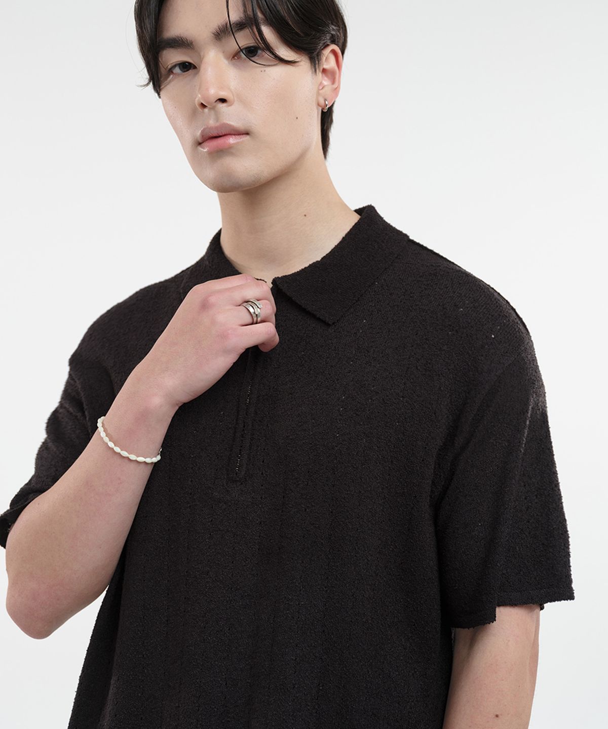 데꼬로소(DECOROSO) 부클 하프 집업 카라 오버핏 반팔 니트 [블랙]