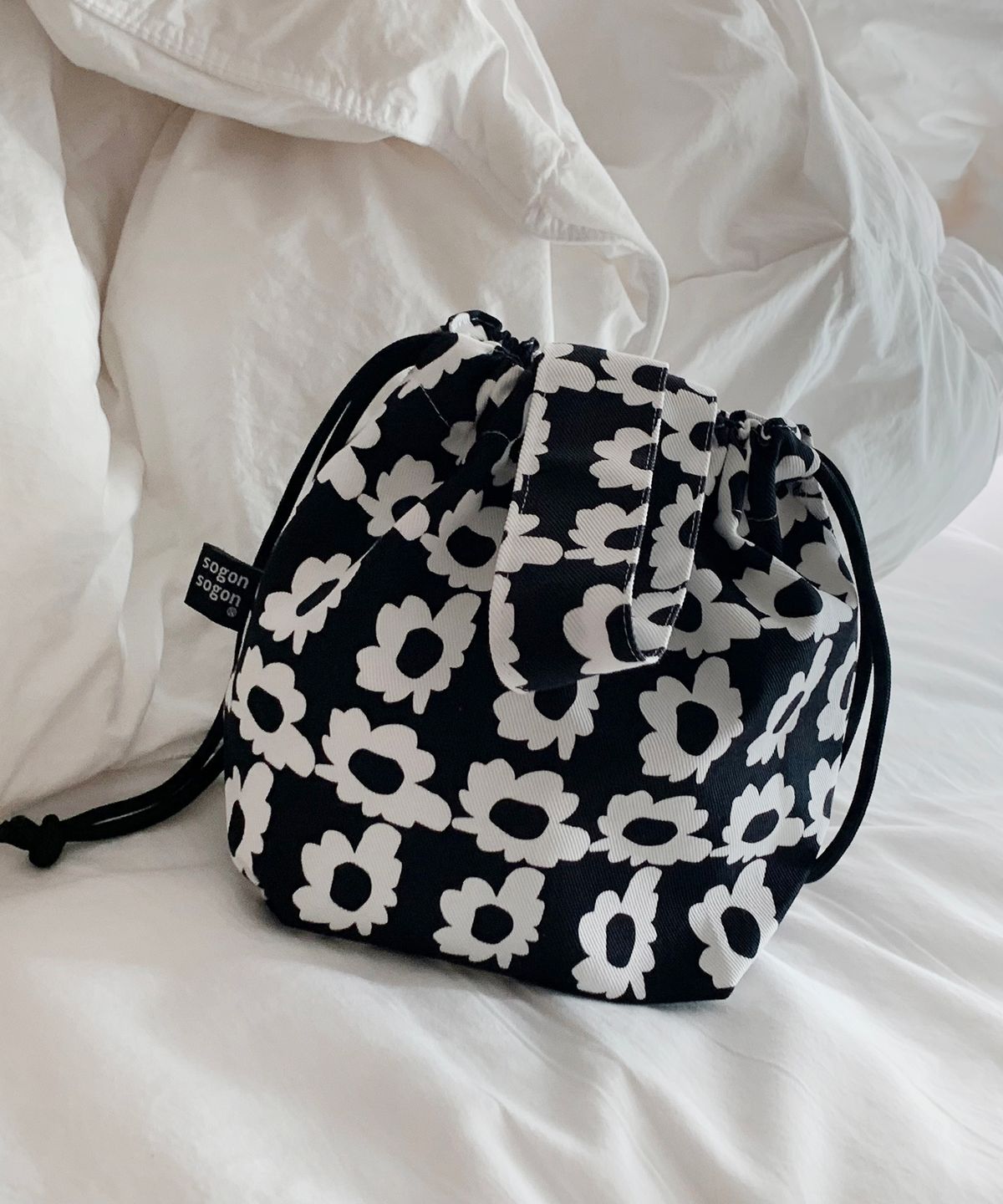 소곤소곤(SOGONSOGON) bloom black string bag