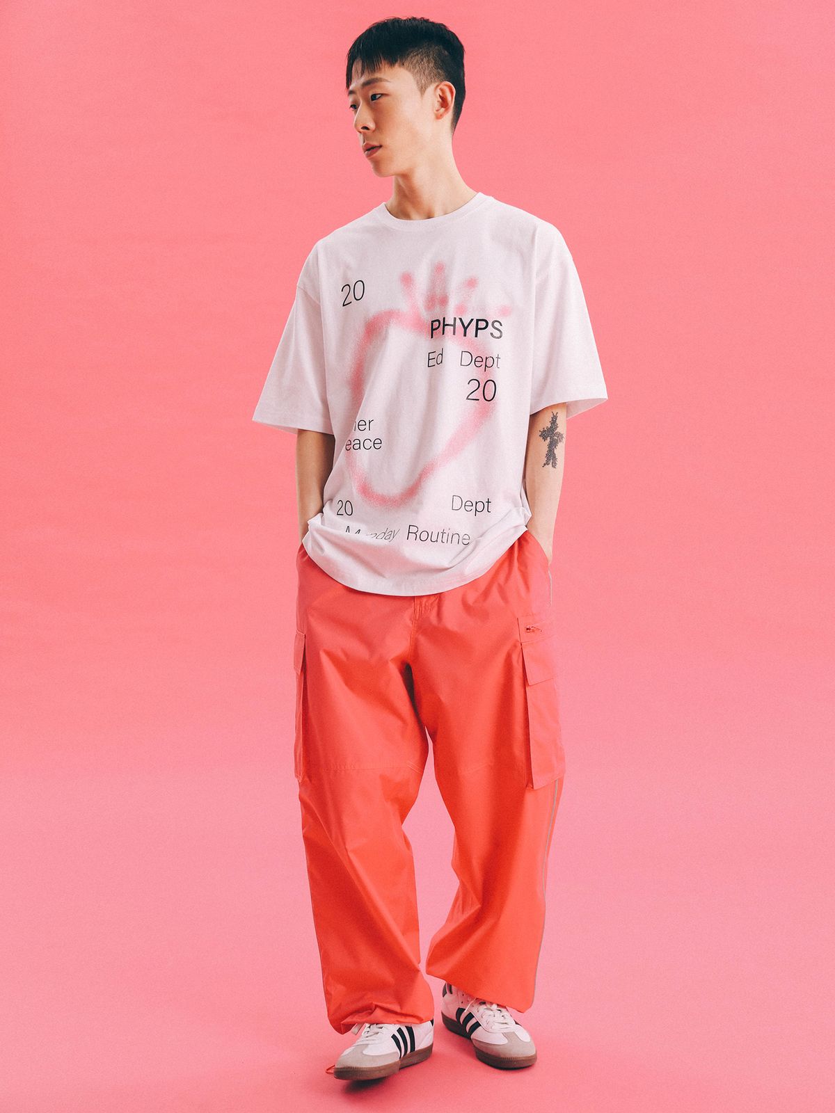 피지컬 디파트먼트(PHYSICAL DEPARTMENT) 스프레이 빅 스트로베리 반팔티셔츠_화이트/블루