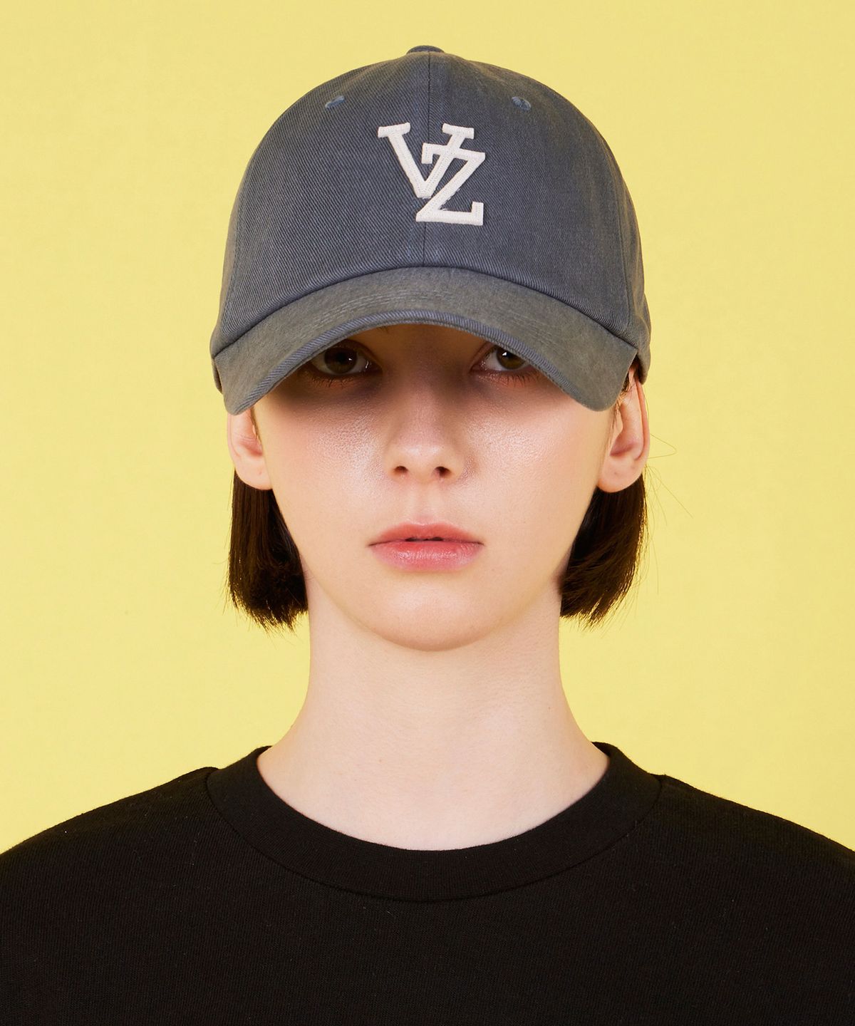 바잘(VARZAR) 모노그램 아플리케 오버핏 워싱 볼캡 차콜