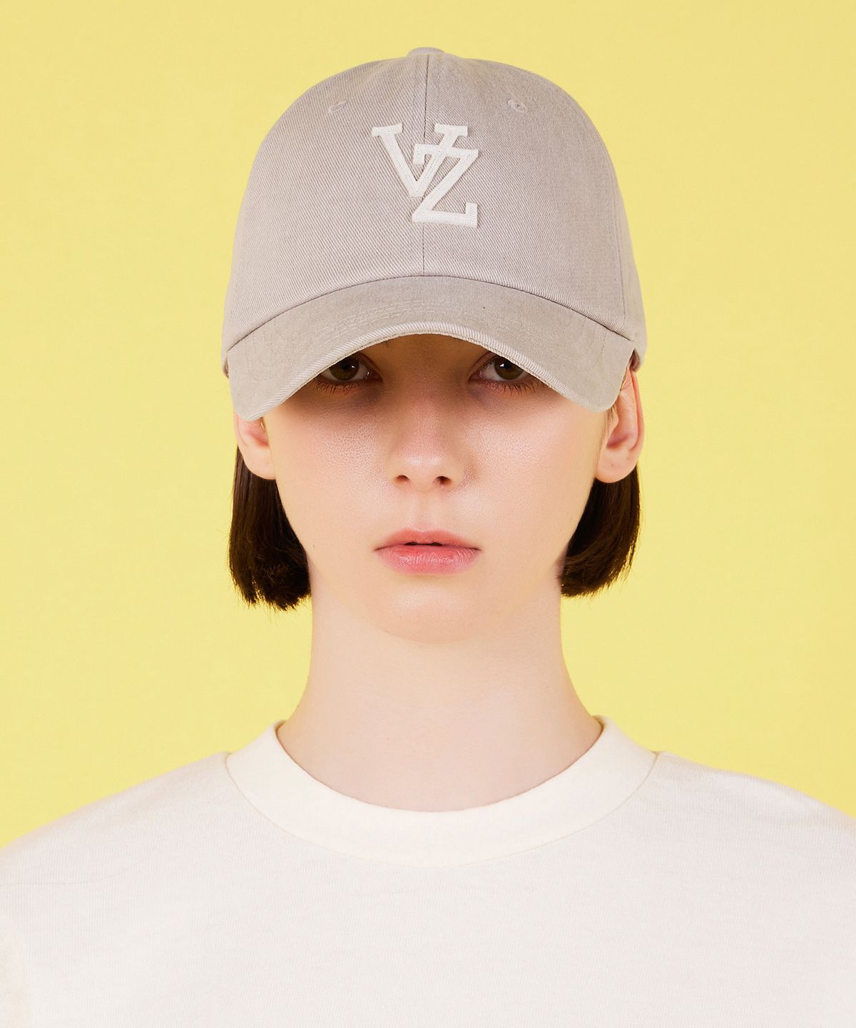 바잘(VARZAR) 모노그램 아플리케 오버핏 워싱 볼캡 베이지