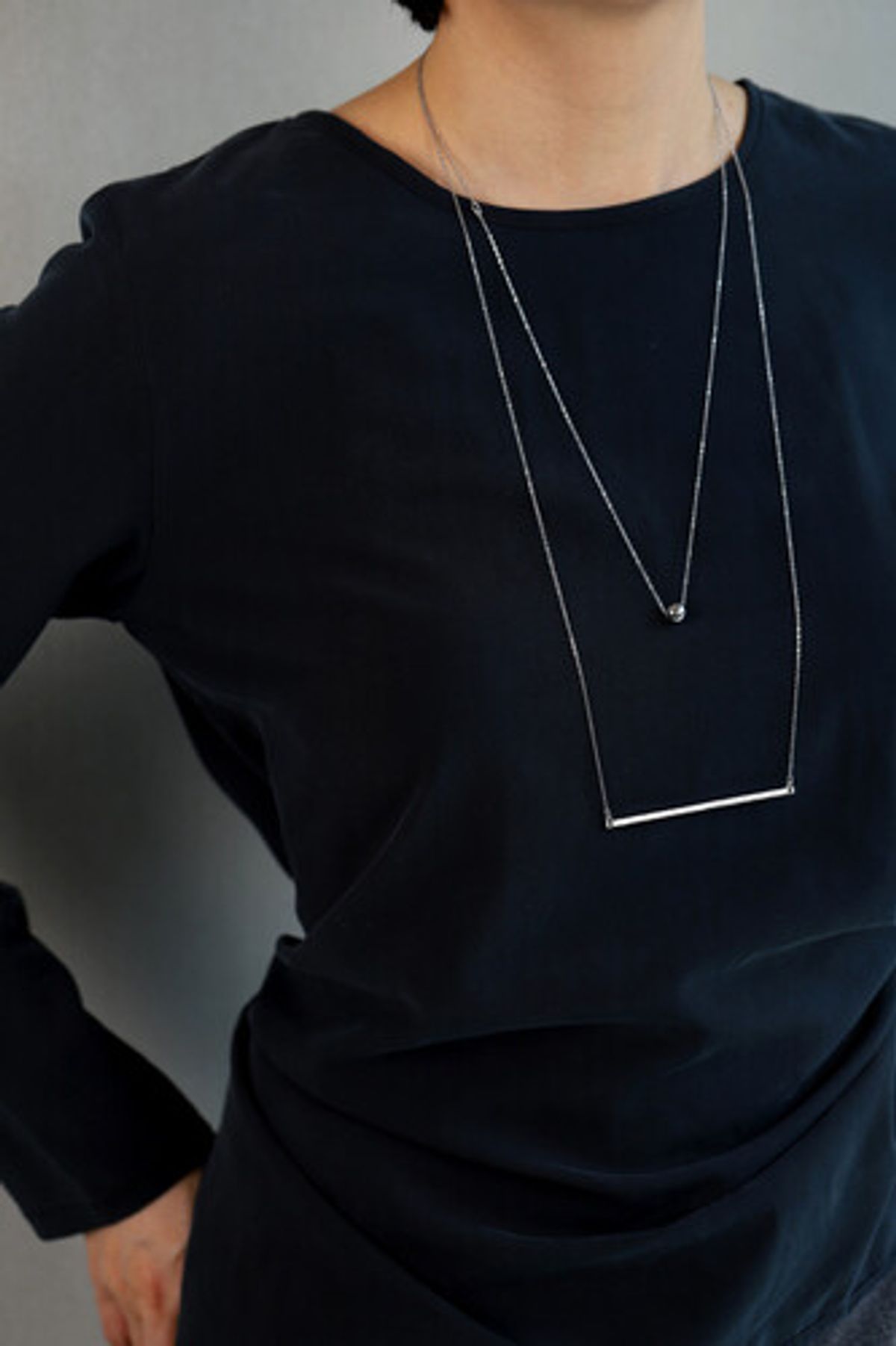 모드곤(MODGONE) 실버톤 롱바 스틱 목걸이 Silvertone Longbar Necklace
