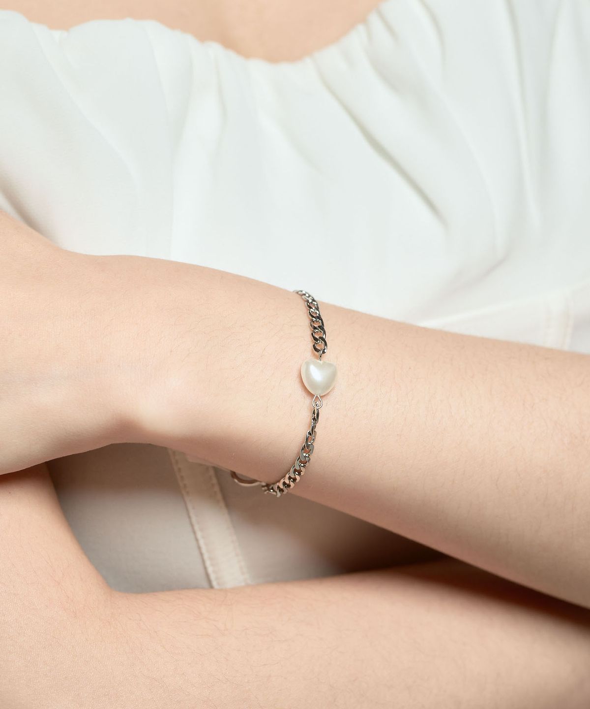 하와(HAWHA) Heart Pearl Toggle Bar Bracelet