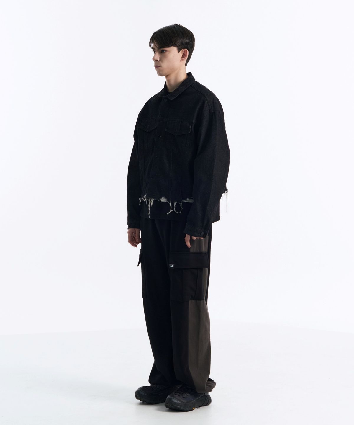무센트(MUCENT) 크롭 데미지 흑청 데님 자켓 청자켓
