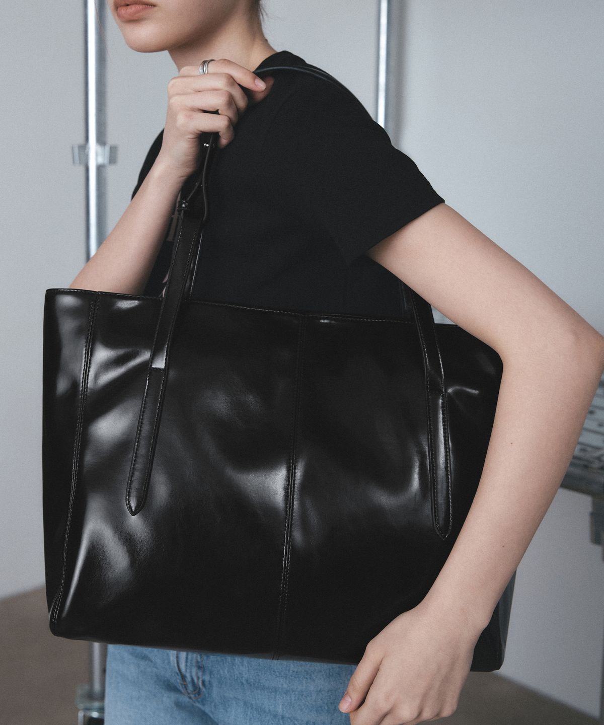 레더리(LEATHERY) 글로시 투웨이 쇼퍼백 [BLACK]