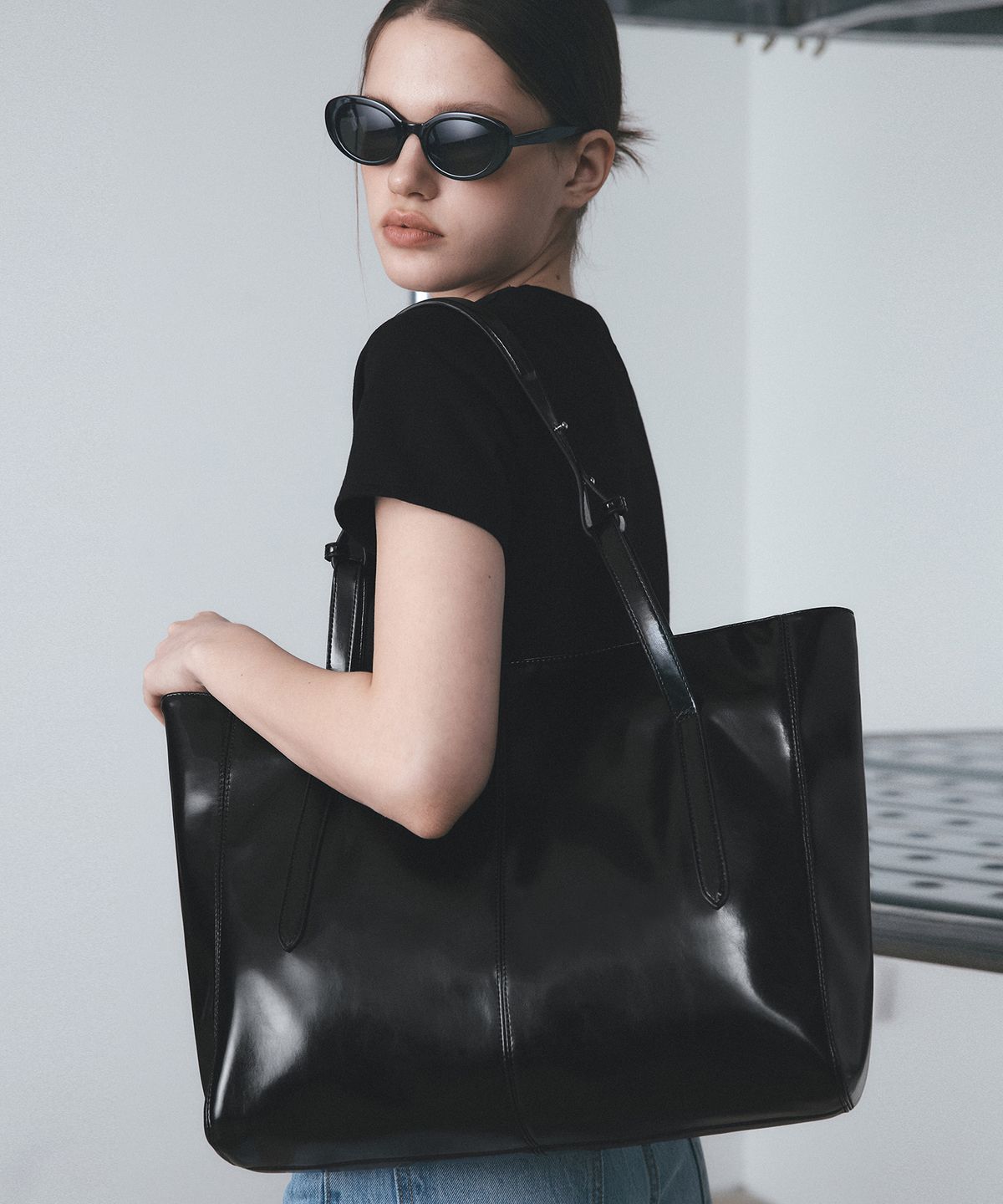 레더리(LEATHERY) 글로시 투웨이 쇼퍼백 [BLACK]