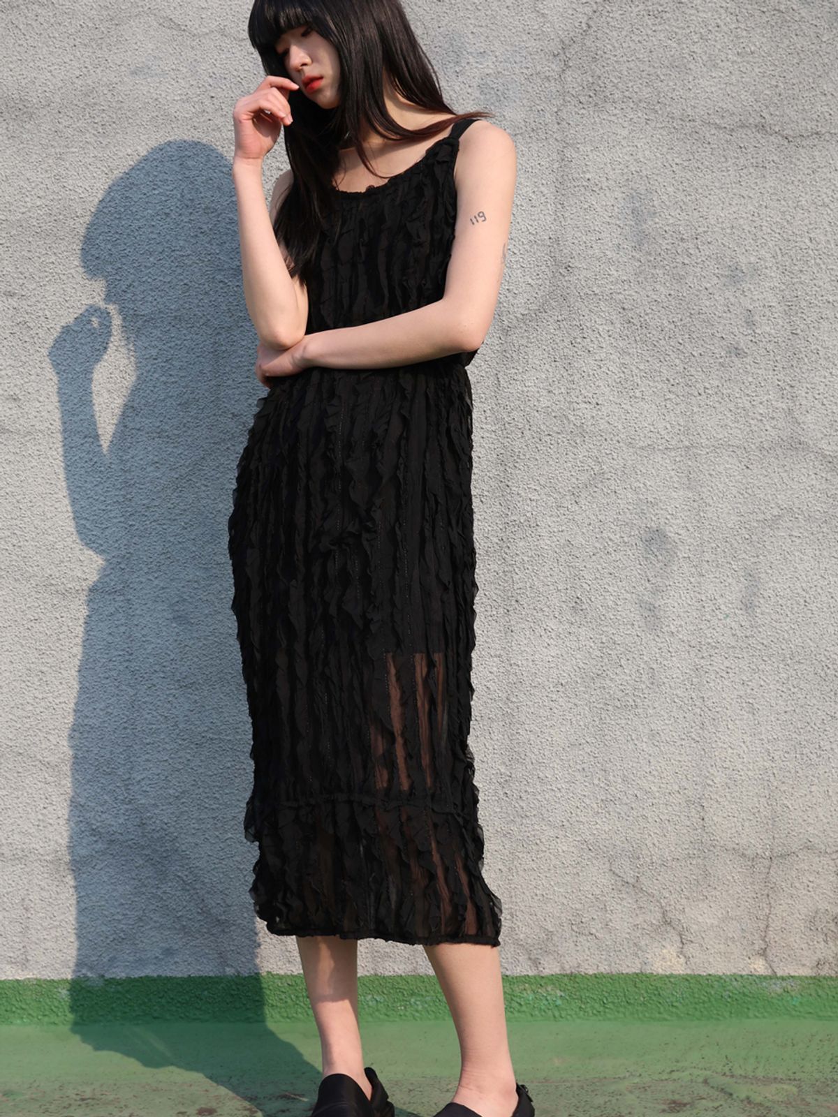 쏘리, 투 머치 러브(SORRY, TOO MUCH LOVE) Ariana Natural Pleats Chiffon Dress_Black