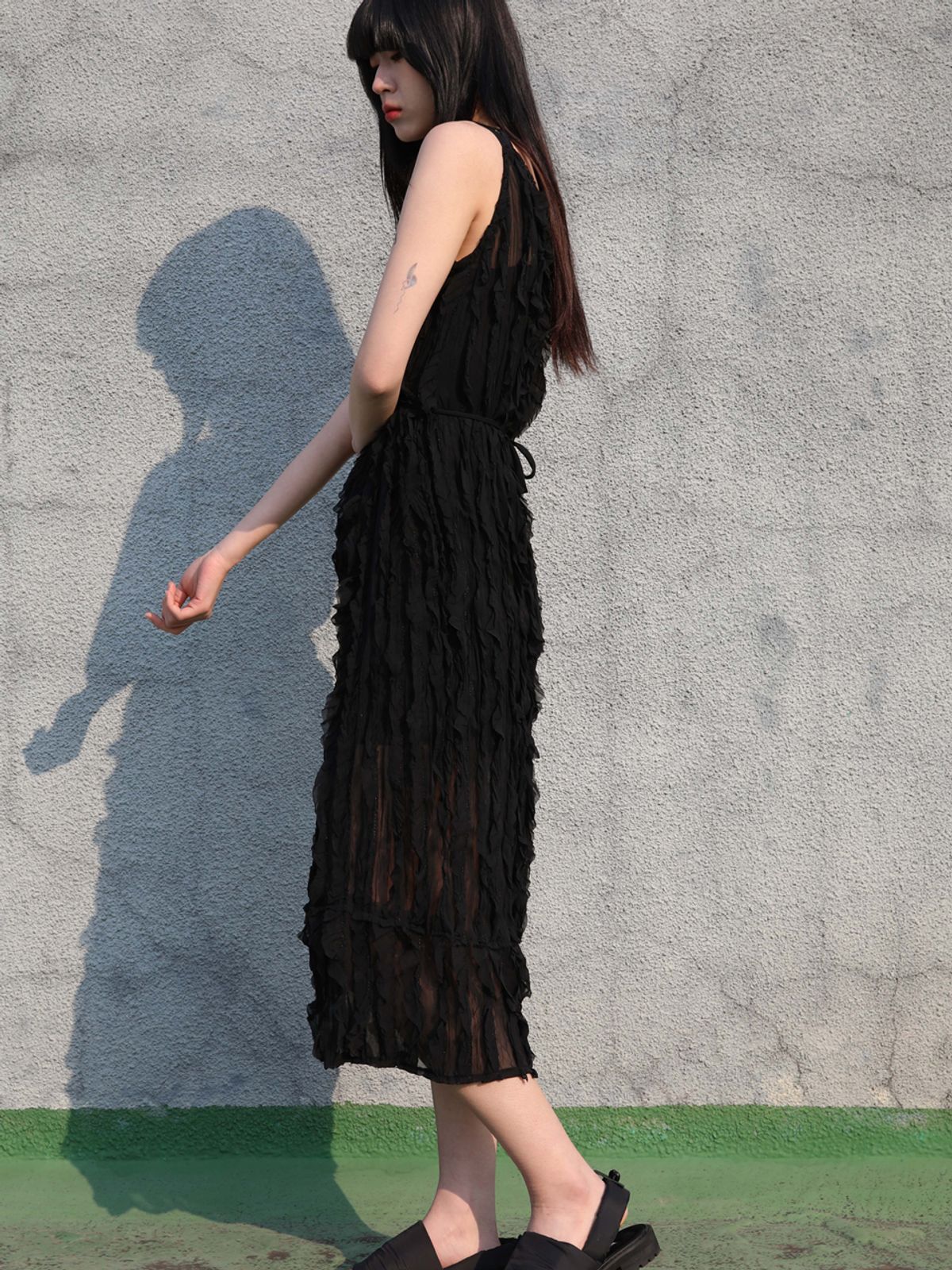 쏘리, 투 머치 러브(SORRY, TOO MUCH LOVE) Ariana Natural Pleats Chiffon Dress_Black