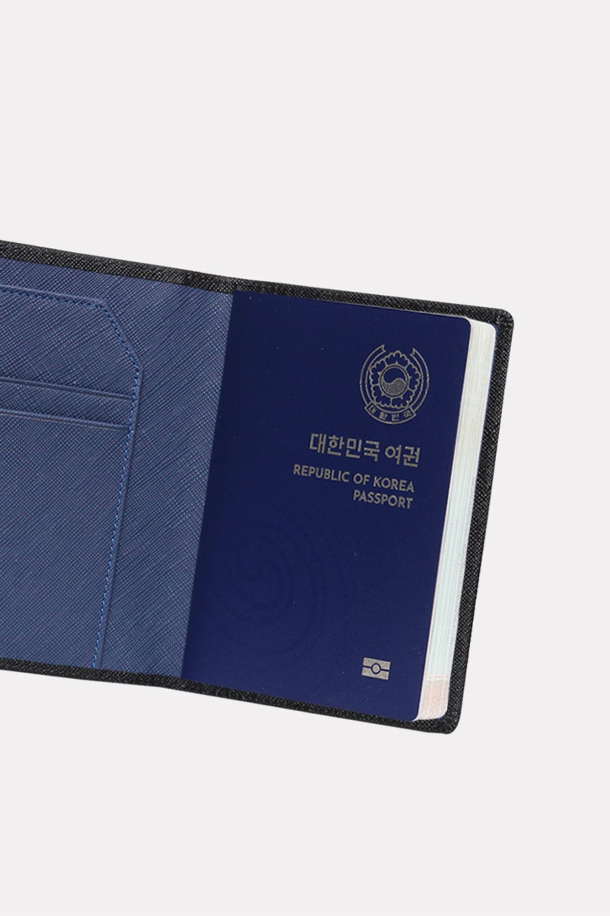 마뜨(MATT) 사피아노 소가죽 콤비 여권지갑 블랙+스틸블루