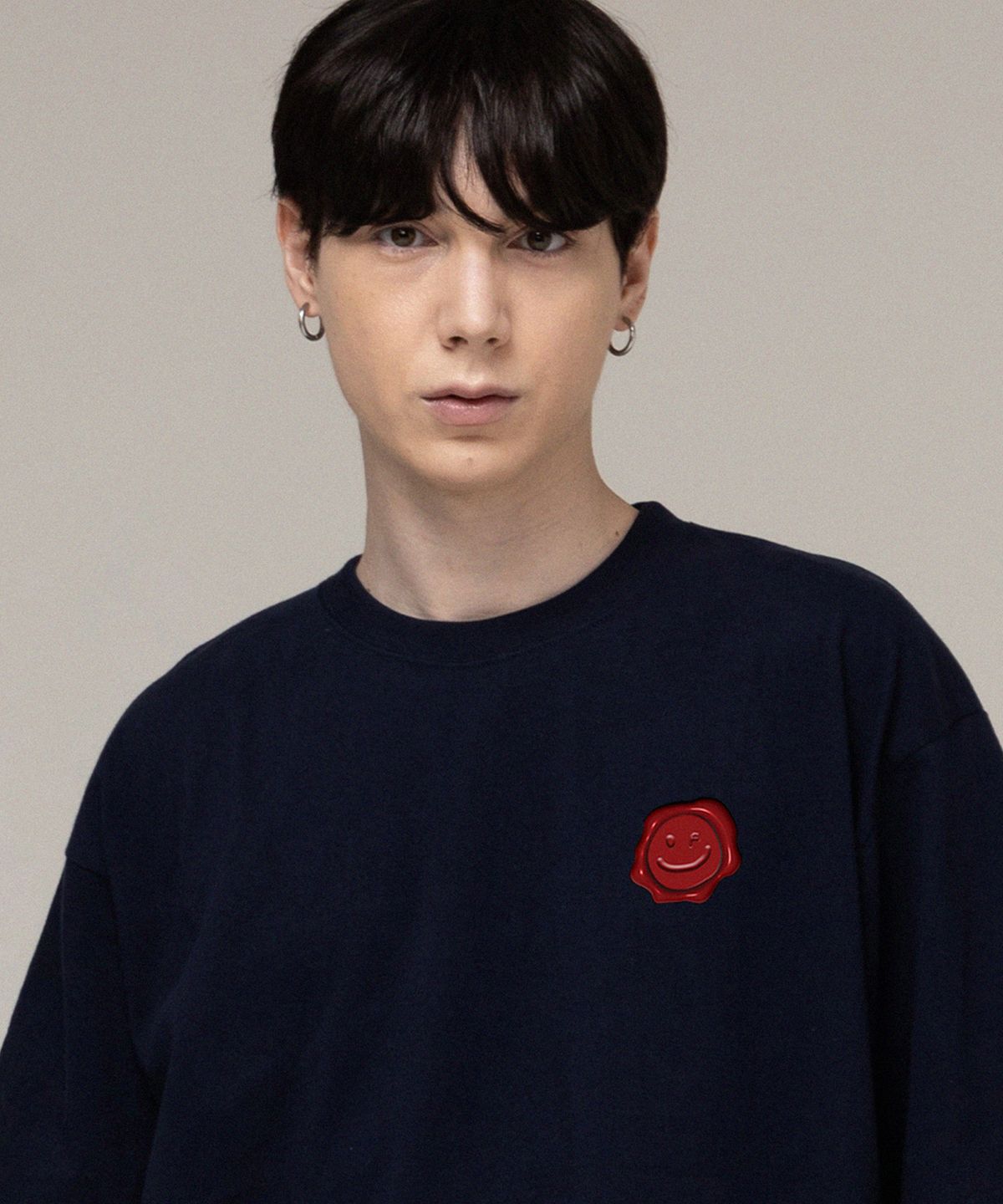 그레이버(GRAVER) [UNISEX]실링 드로잉스마일 반팔티_네이비