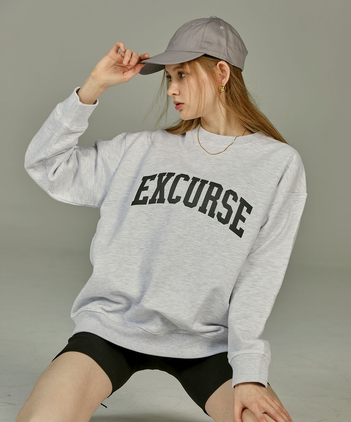 익스커스(EXCURSE) EC 프리미엄 오버핏 아치 로고 스웨트 셔츠 멜란지