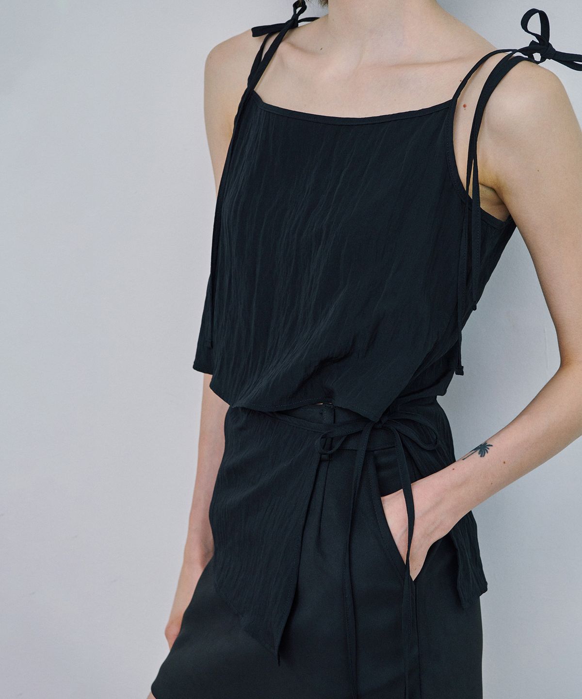 마롯(MARROT) VISCOSE STRING SLEEVELESS_BLACK