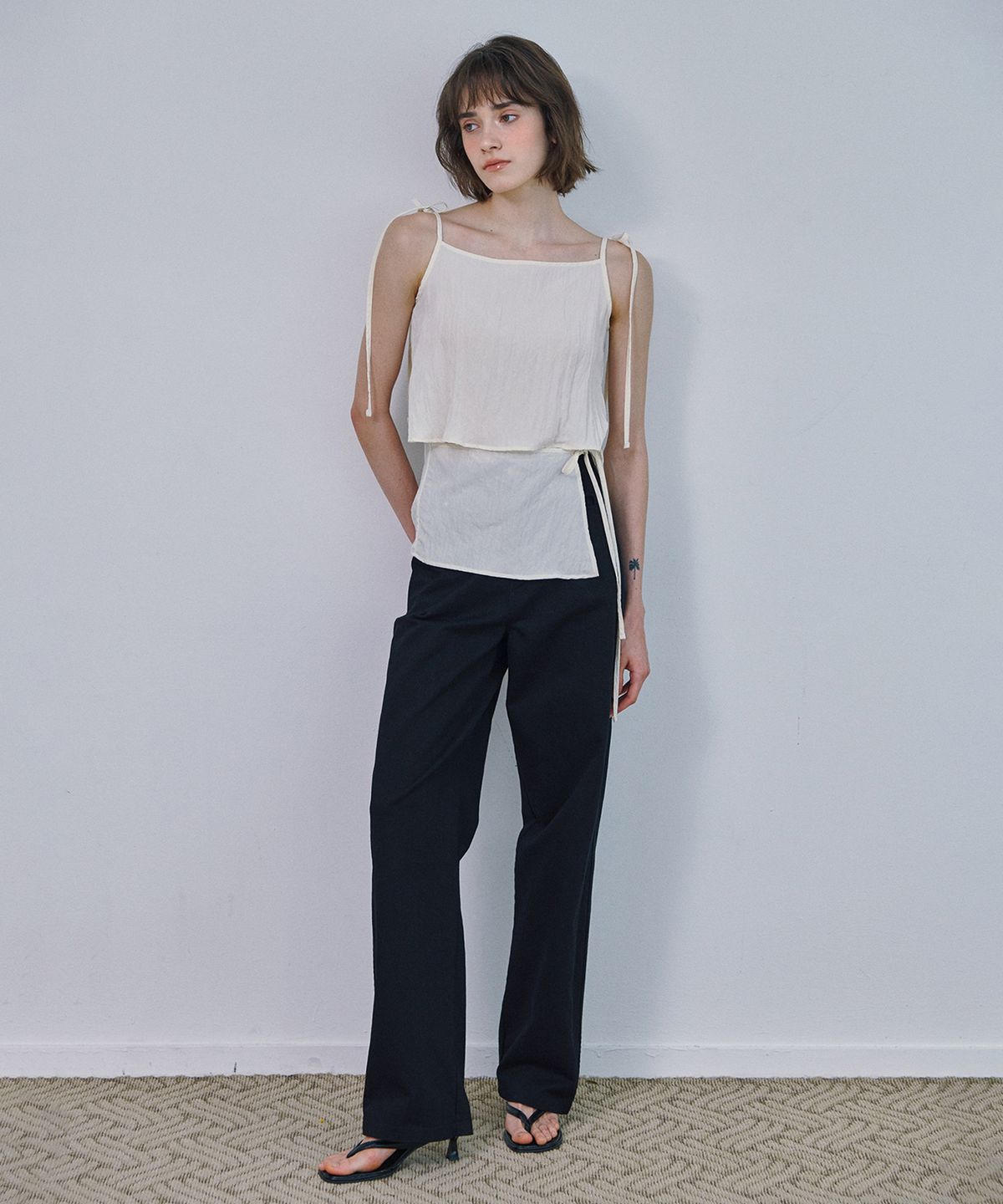 마롯(MARROT) VISCOSE STRING SLEEVELESS_IVORY