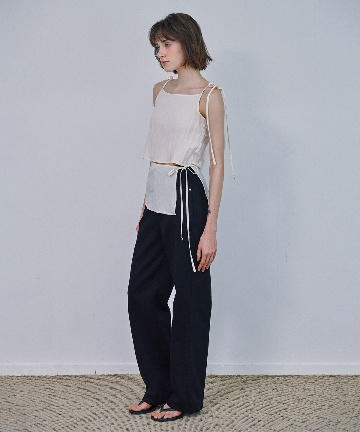 마롯(MARROT) VISCOSE STRING SLEEVELESS_IVORY