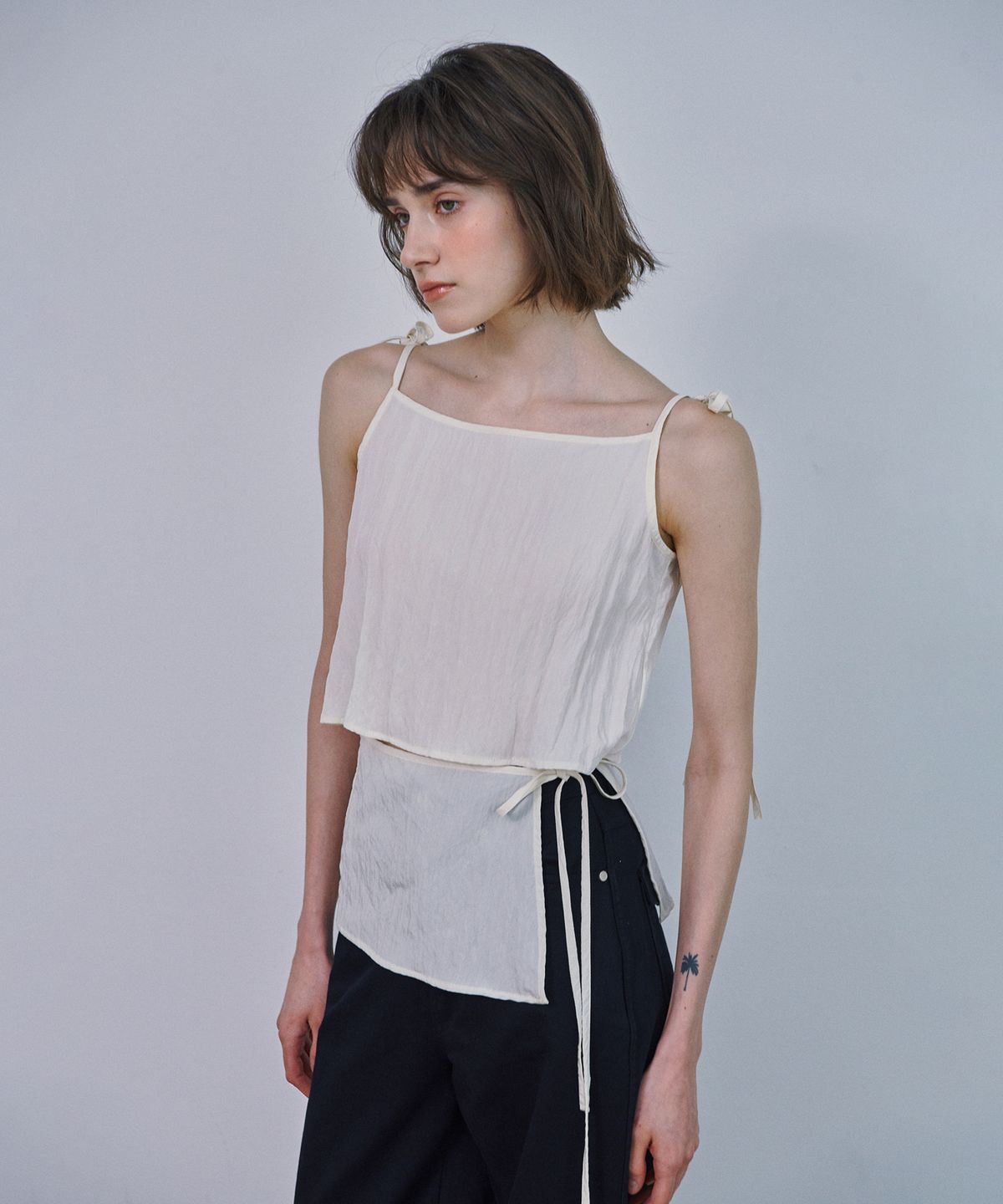마롯(MARROT) VISCOSE STRING SLEEVELESS_IVORY
