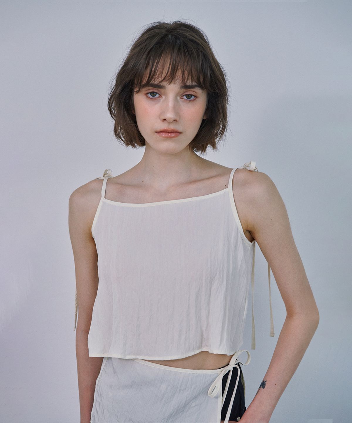 마롯(MARROT) VISCOSE STRING SLEEVELESS_IVORY