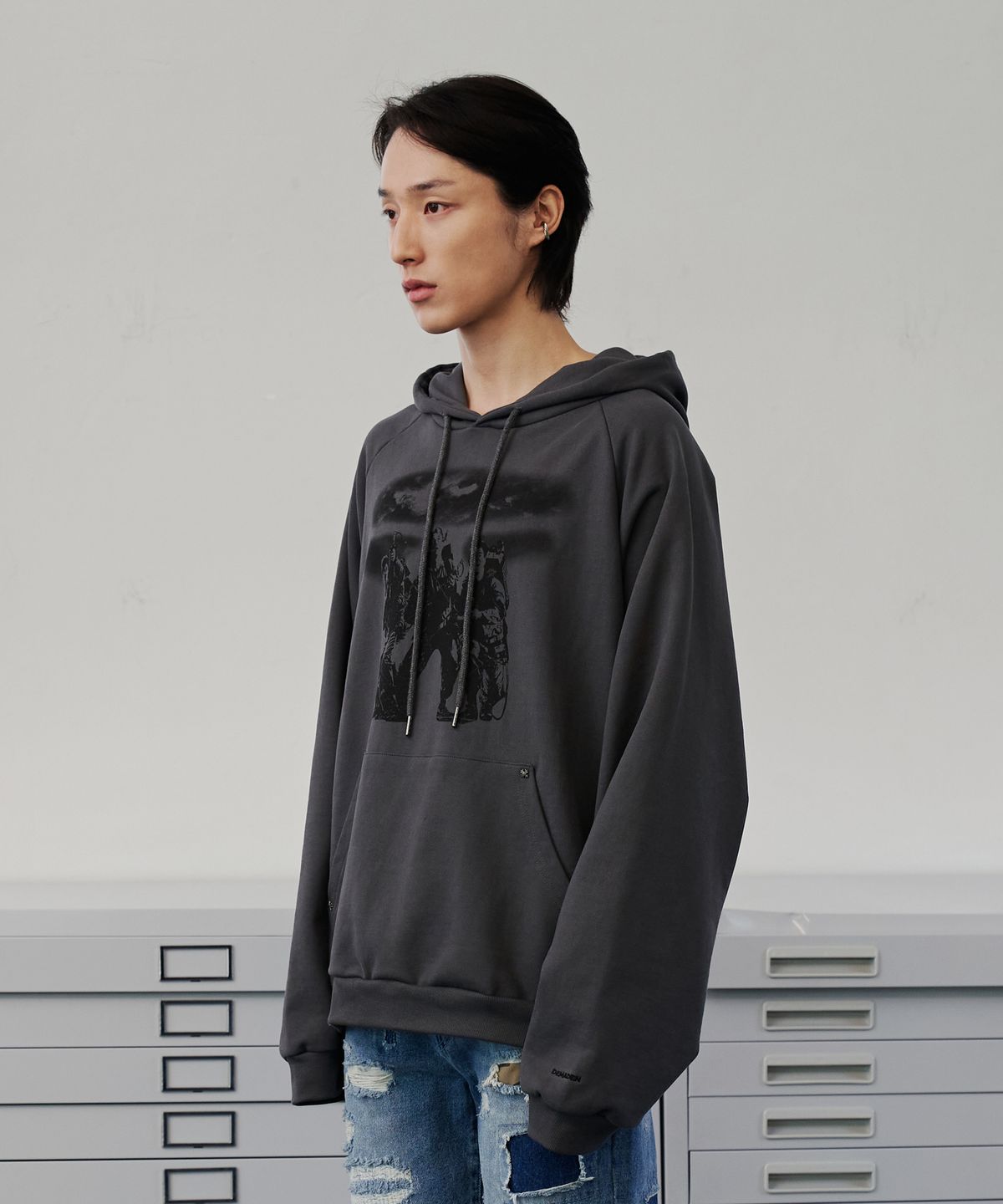 디메이든(DEMADEN) THREE SWEEPERS VINTAGE HOODIE DARK GRAY