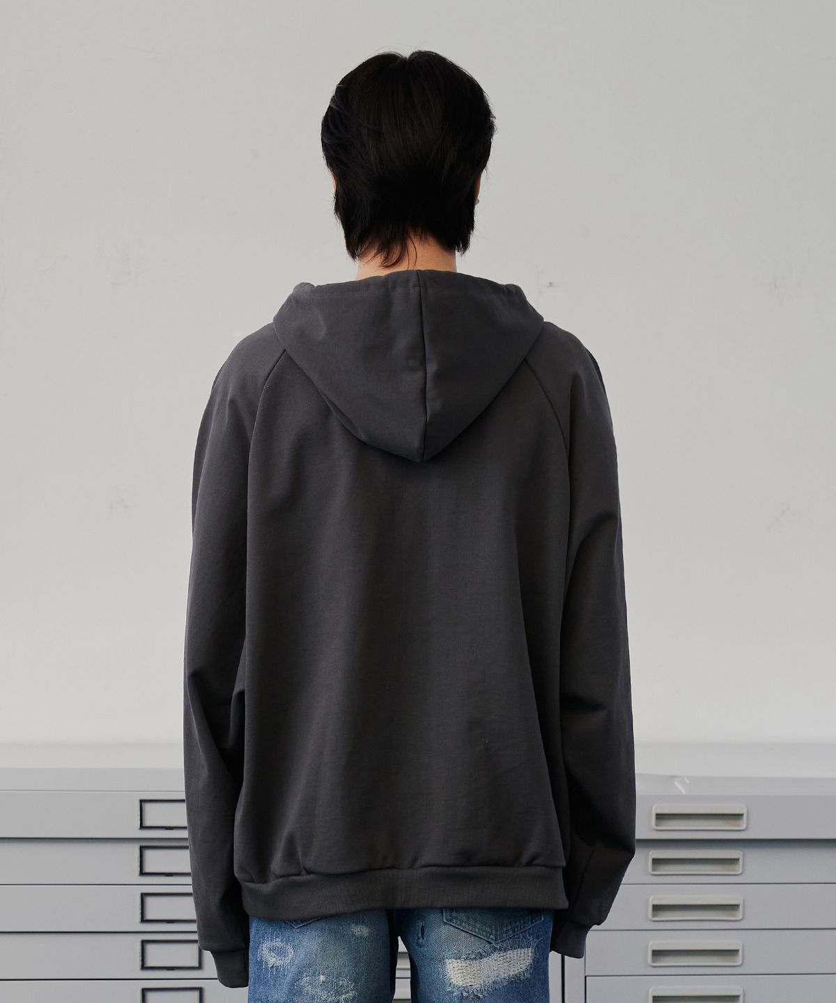 디메이든(DEMADEN) THREE SWEEPERS VINTAGE HOODIE DARK GRAY