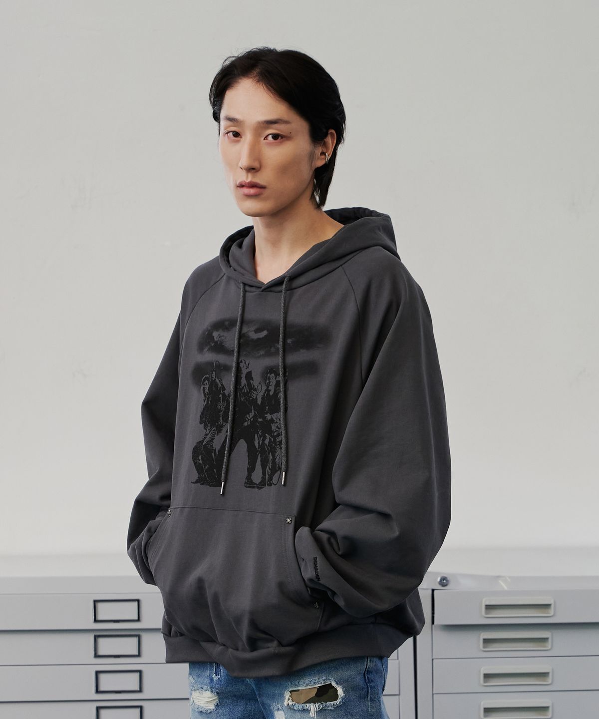 디메이든(DEMADEN) THREE SWEEPERS VINTAGE HOODIE DARK GRAY