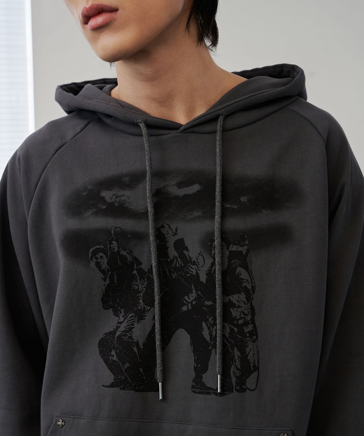 디메이든(DEMADEN) THREE SWEEPERS VINTAGE HOODIE DARK GRAY