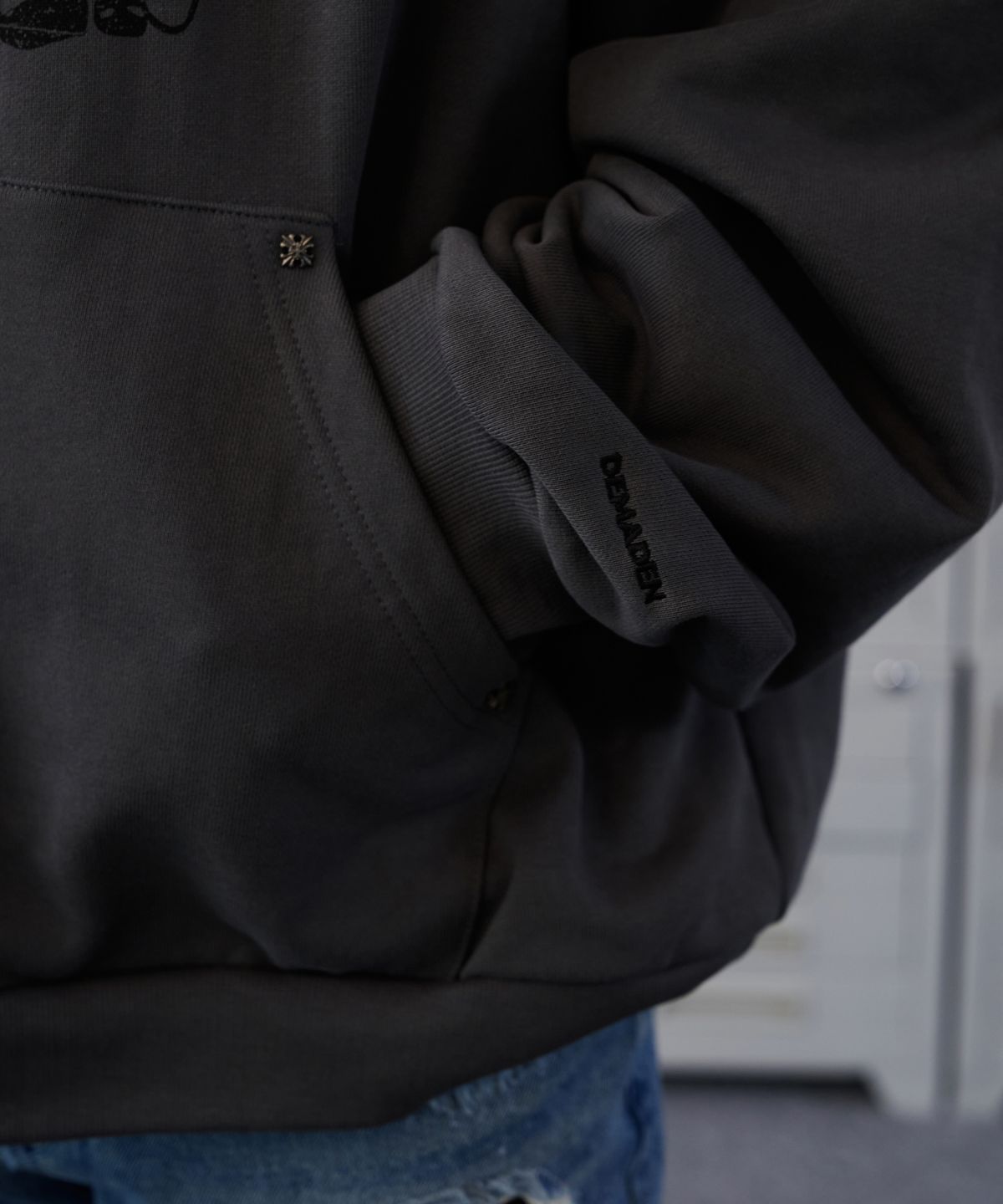 디메이든(DEMADEN) THREE SWEEPERS VINTAGE HOODIE DARK GRAY