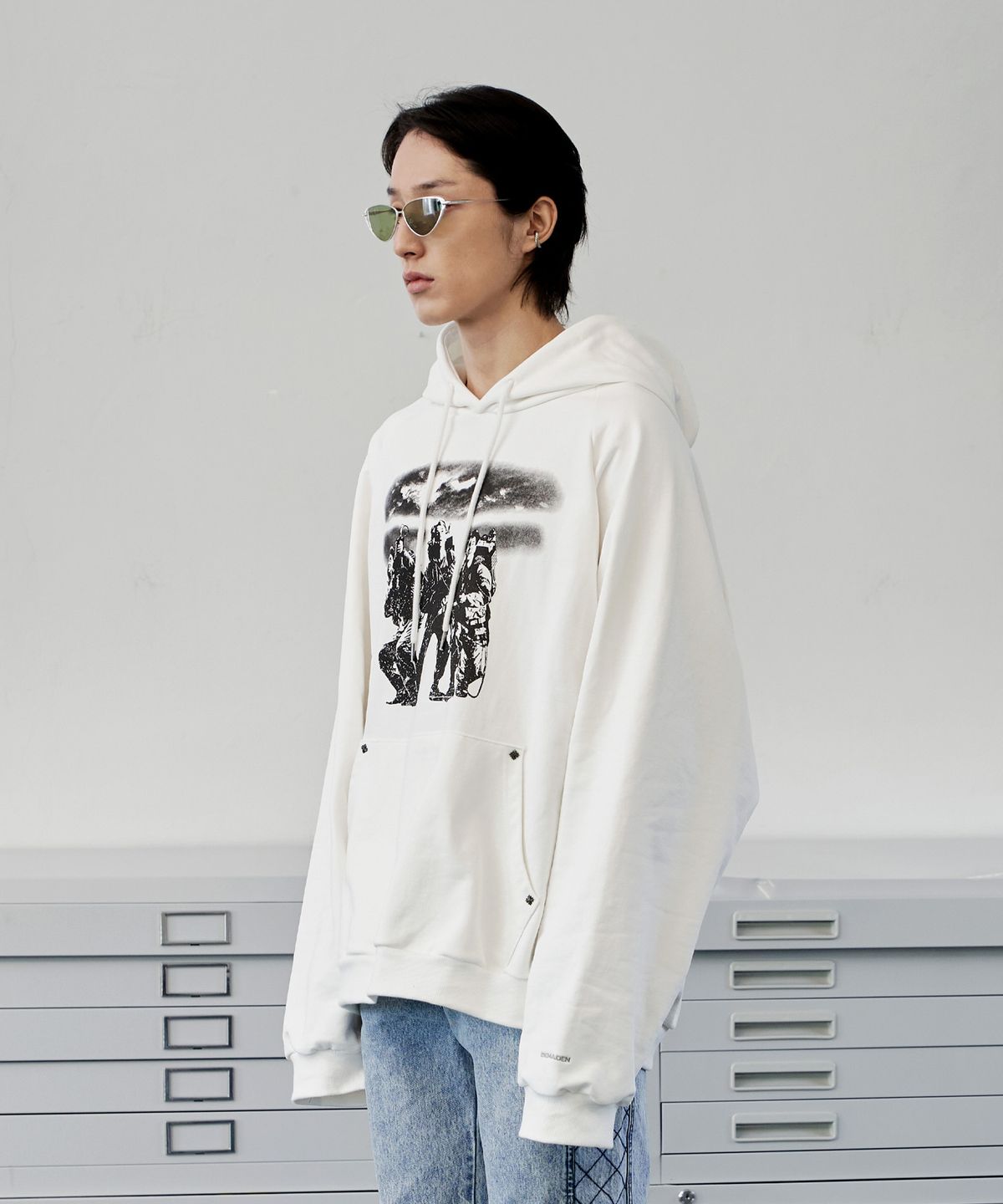 디메이든(DEMADEN) THREE SWEEPERS VINTAGE HOODIE WHITE