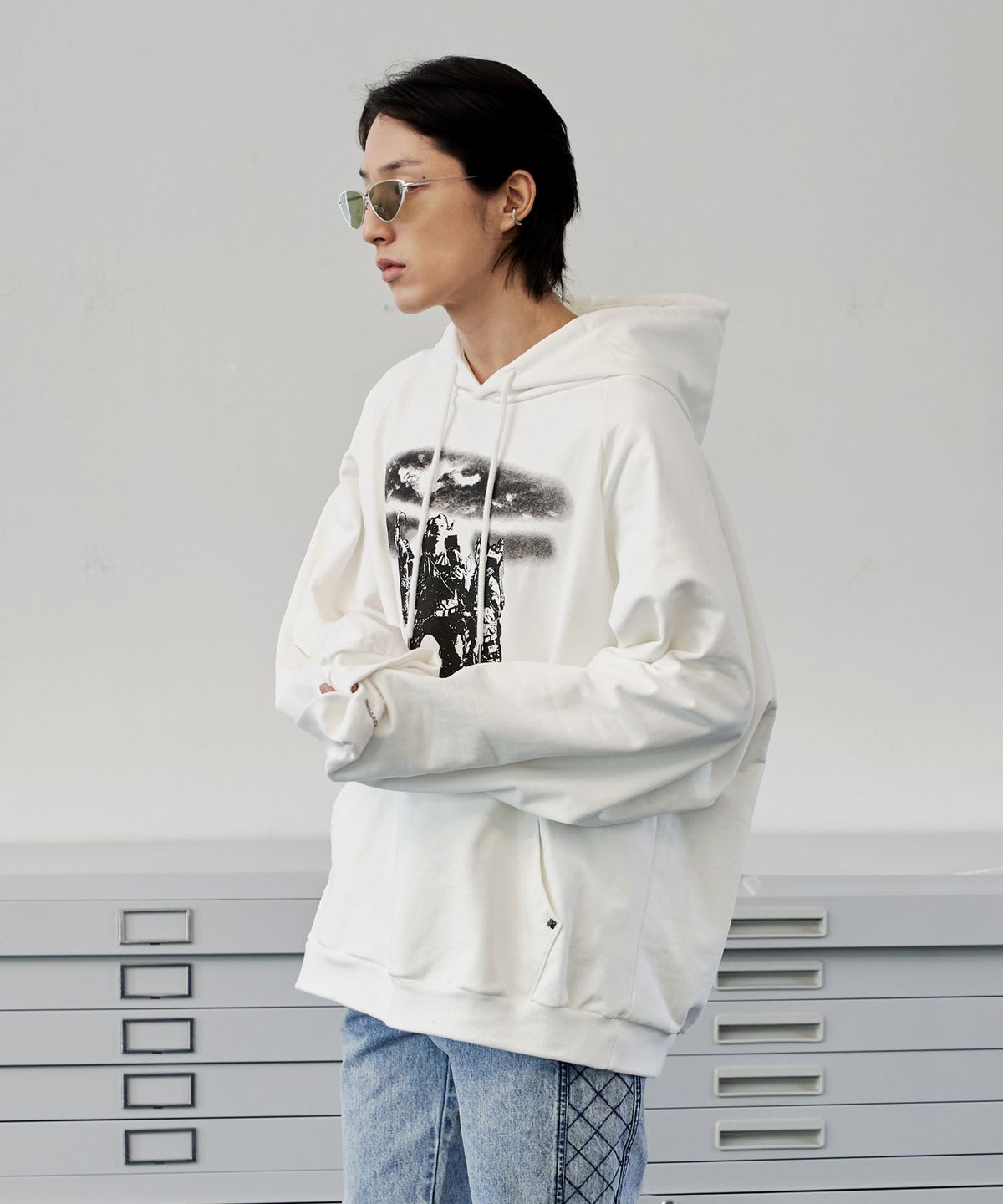 디메이든(DEMADEN) THREE SWEEPERS VINTAGE HOODIE WHITE