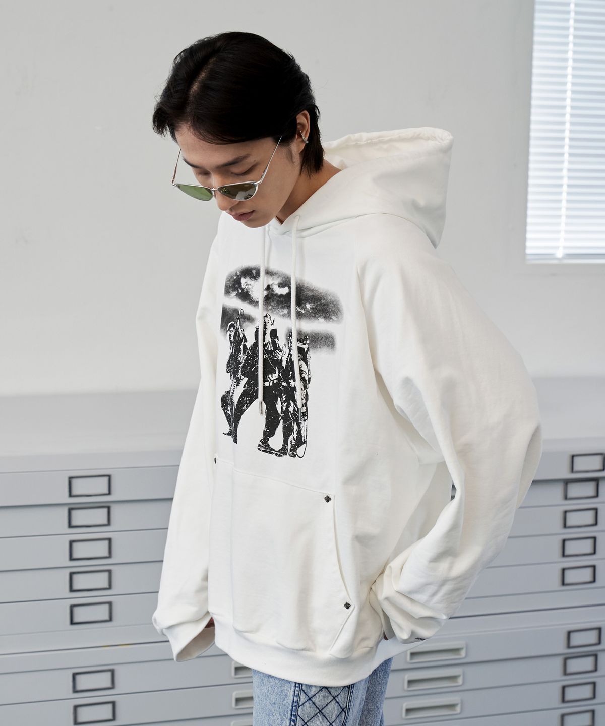 디메이든(DEMADEN) THREE SWEEPERS VINTAGE HOODIE WHITE
