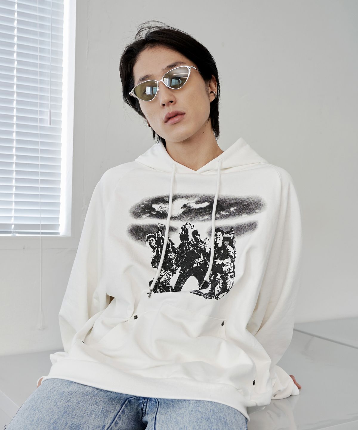 디메이든(DEMADEN) THREE SWEEPERS VINTAGE HOODIE WHITE