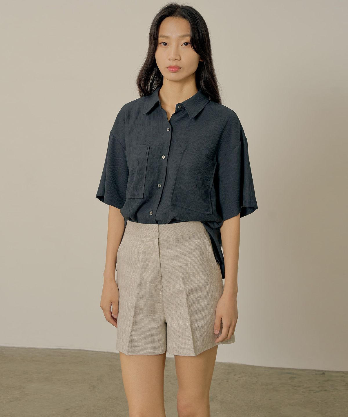 네벨에브리웨어(NEBELEVERYWEAR) Wrinkle poket blouse_charcoal