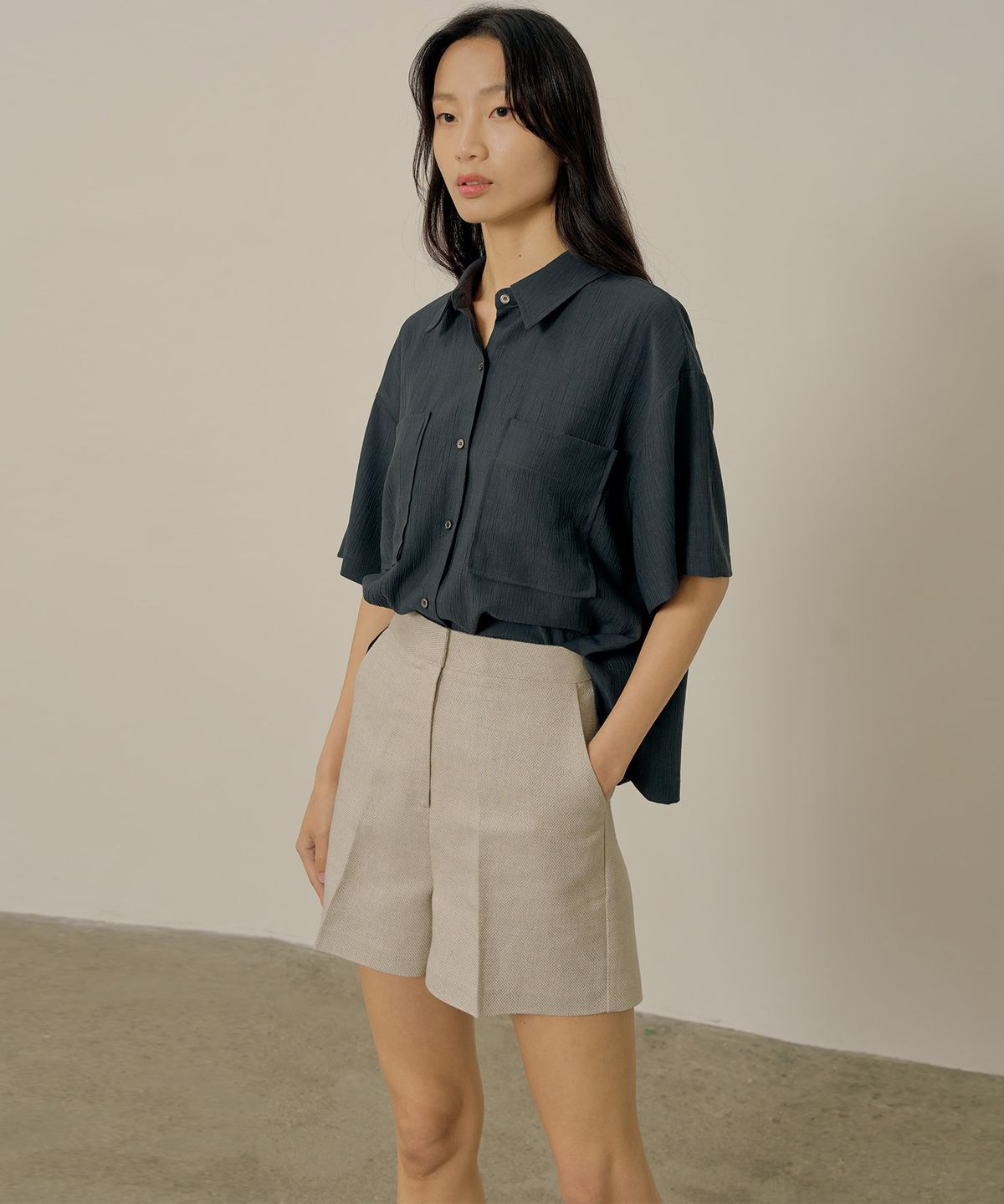 네벨에브리웨어(NEBELEVERYWEAR) Wrinkle poket blouse_charcoal