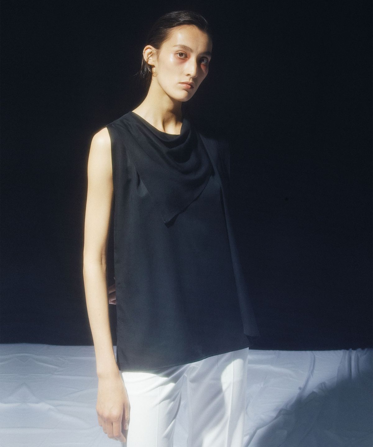 킴도(KIMDOH) DRAFFED SLEEVELESS TOP BLACK