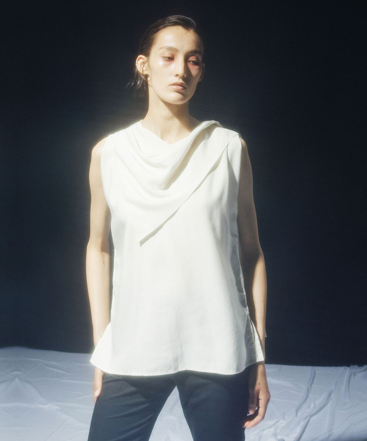 킴도(KIMDOH) DRAFFED SLEEVELESS TOP IVORY
