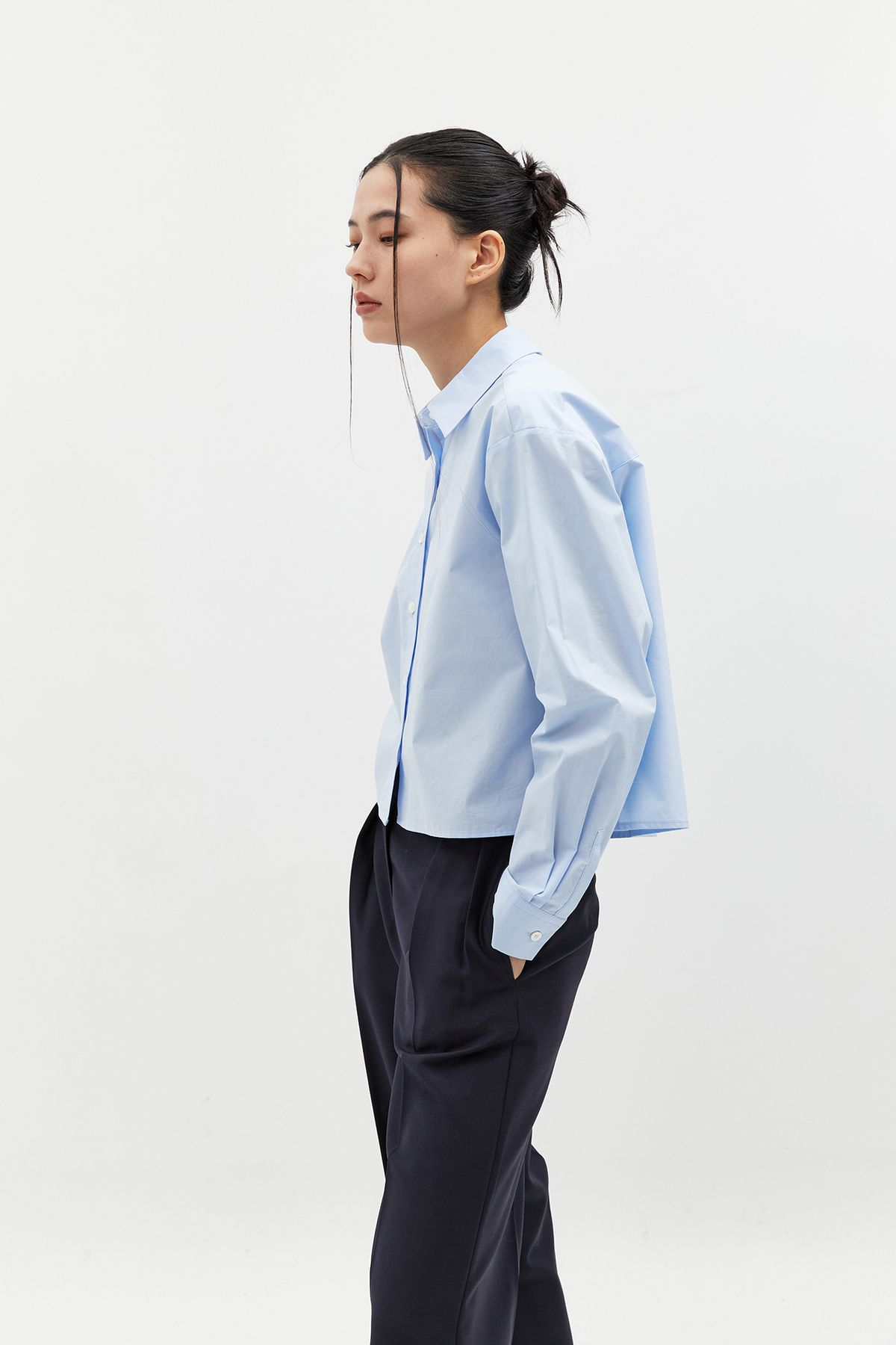 블랑드누아(BLANC de NOIRS) 세미오버핏 크롭 코튼 셔츠 (스카이블루)
