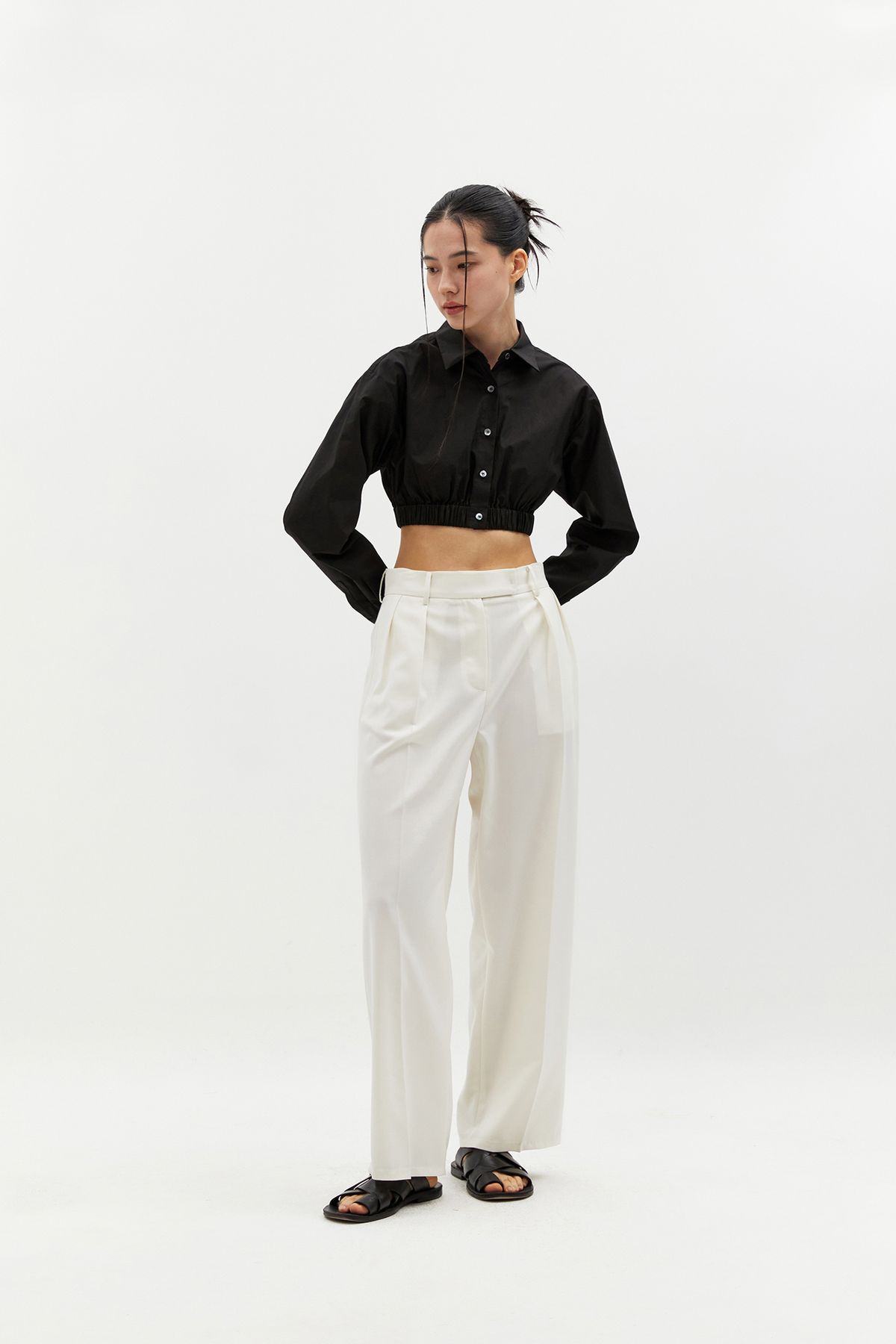 블랑드누아(BLANC de NOIRS) 세미오버핏 크롭 밴딩 코튼 셔츠 (블랙)