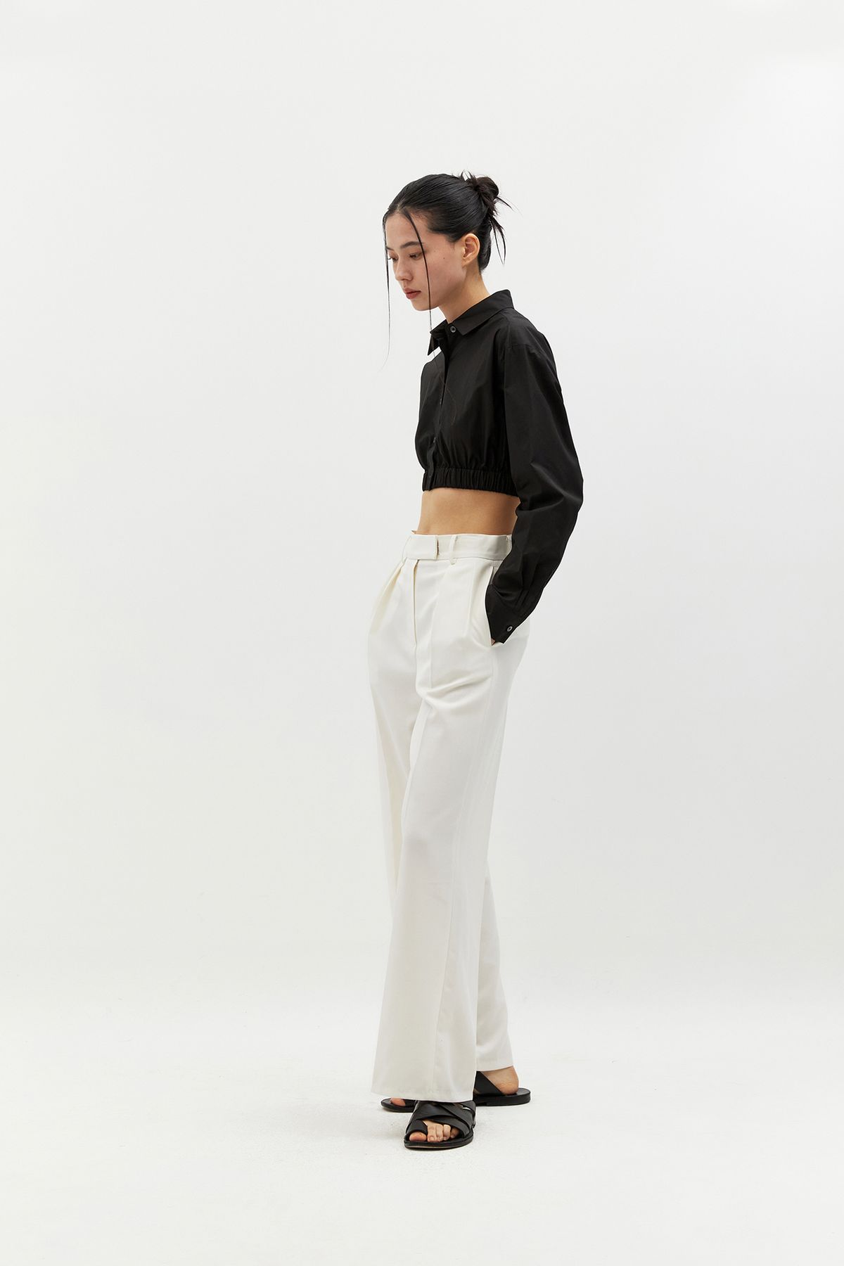 블랑드누아(BLANC de NOIRS) 세미오버핏 크롭 밴딩 코튼 셔츠 (블랙)