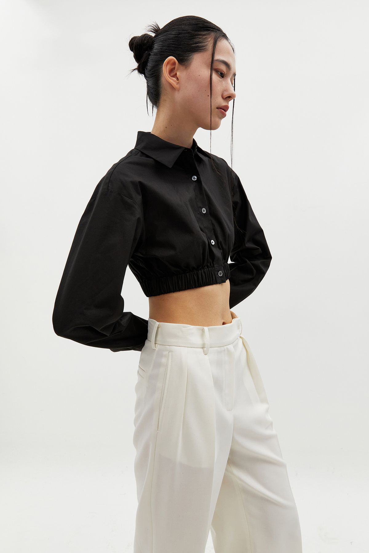 블랑드누아(BLANC de NOIRS) 세미오버핏 크롭 밴딩 코튼 셔츠 (블랙)