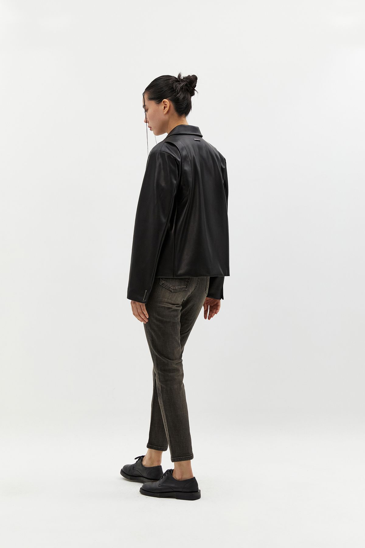 블랑드누아(BLANC de NOIRS) 미니멀 비건 레더 자켓 (블랙)