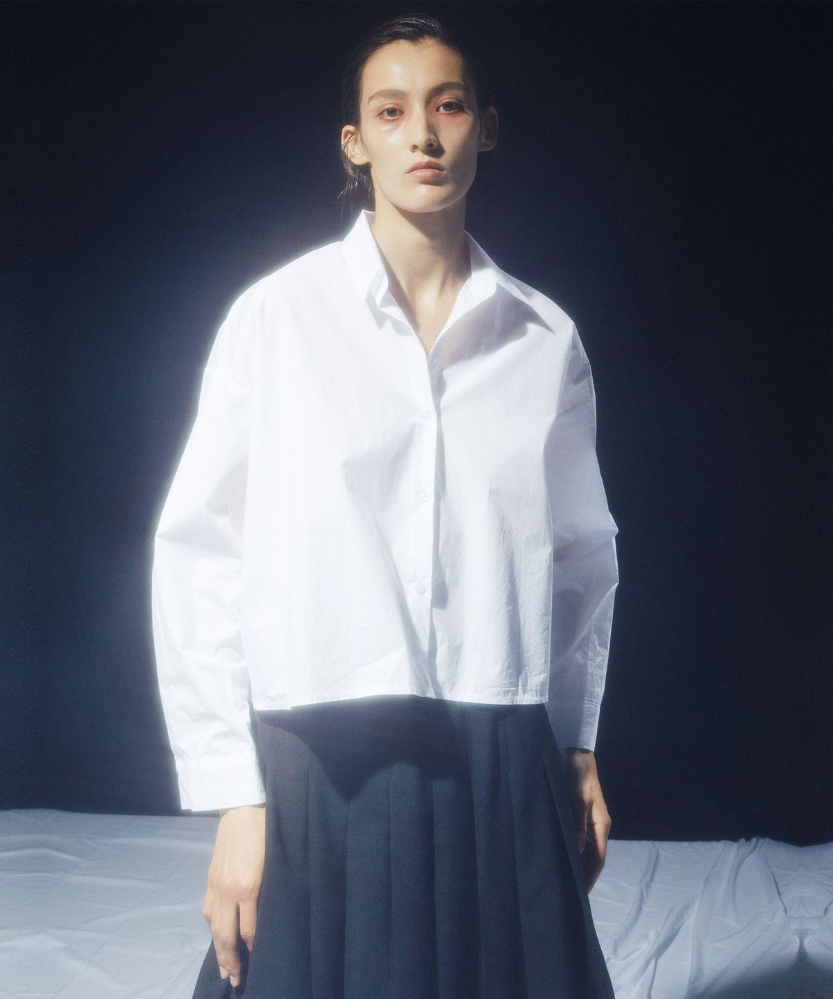 킴도(KIMDOH) BACK SLIT CROPPED SHIRT WHITE