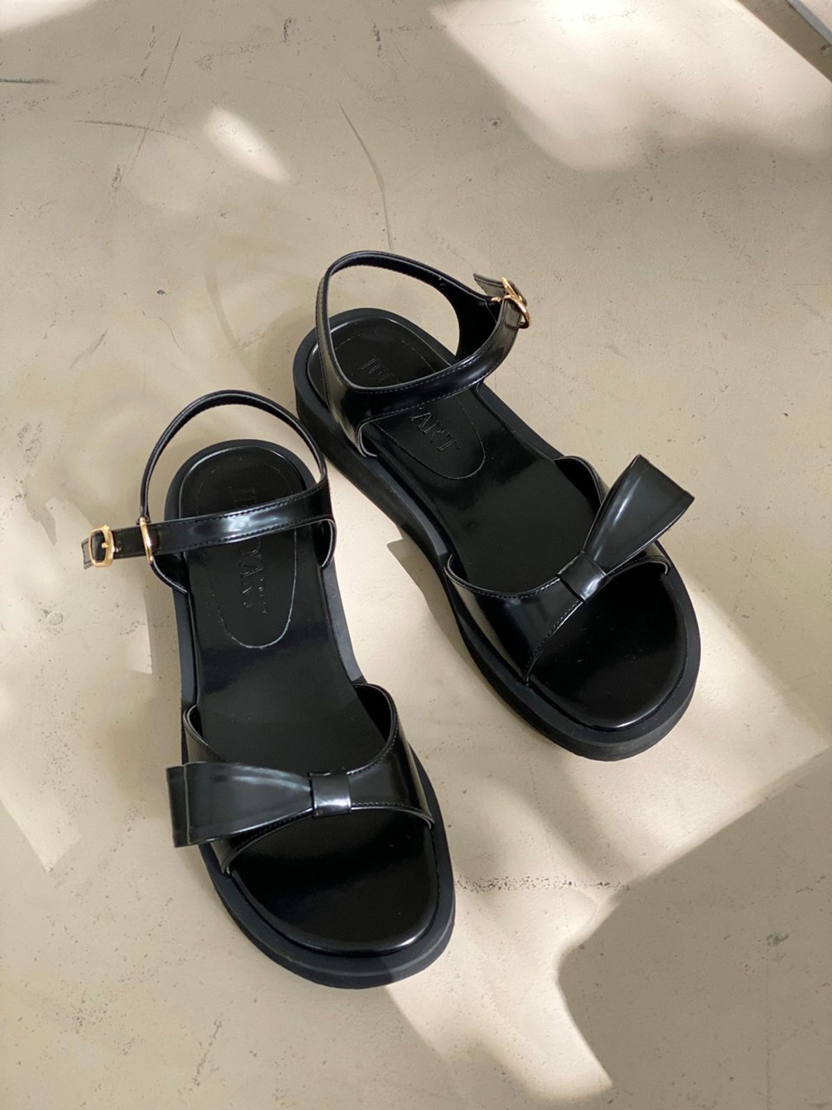 쥬다르(JEU DART) unbalance ribbon platform sandal  black