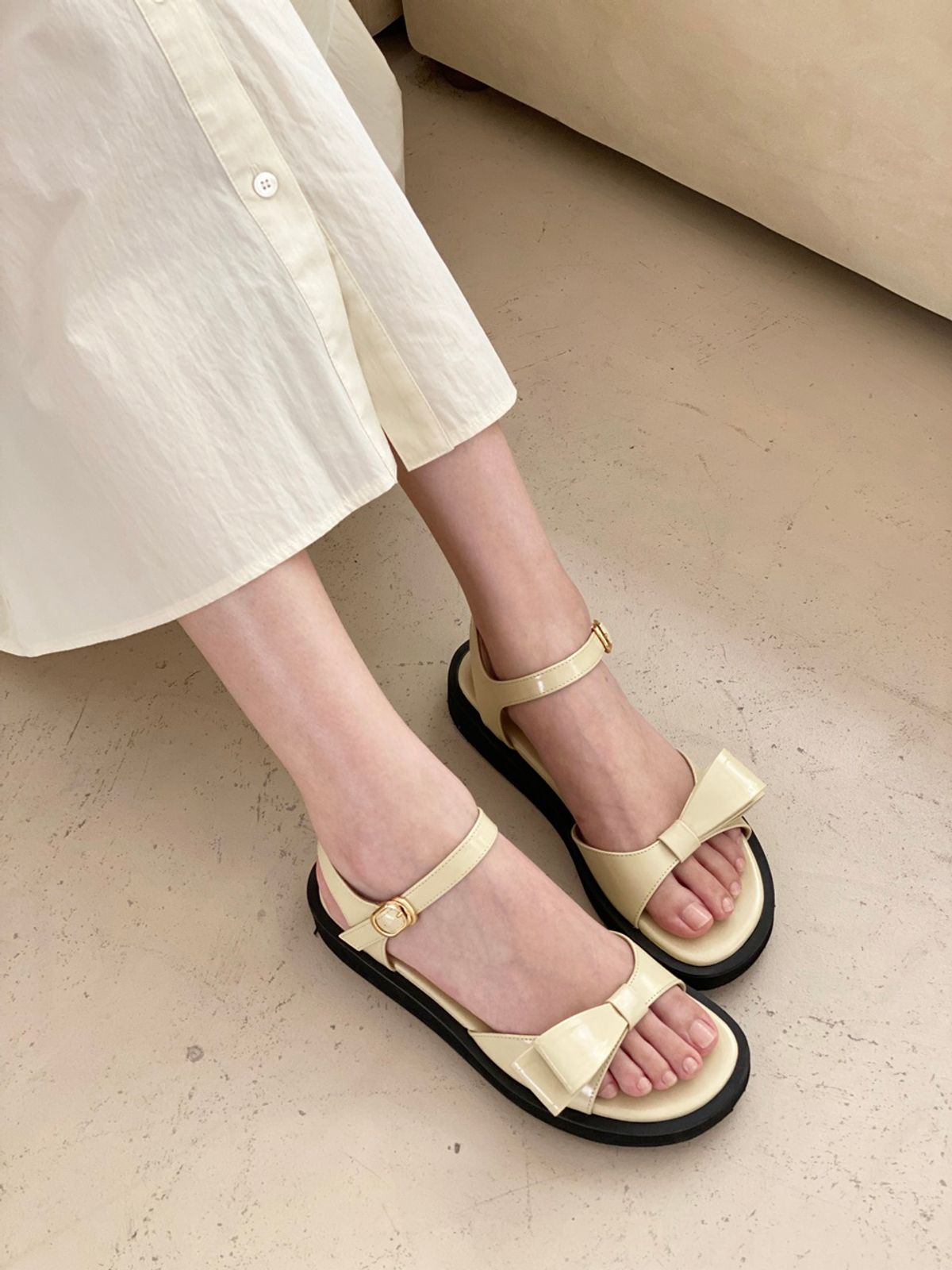 쥬다르(JEU DART) unbalance ribbon platform sandal  butter